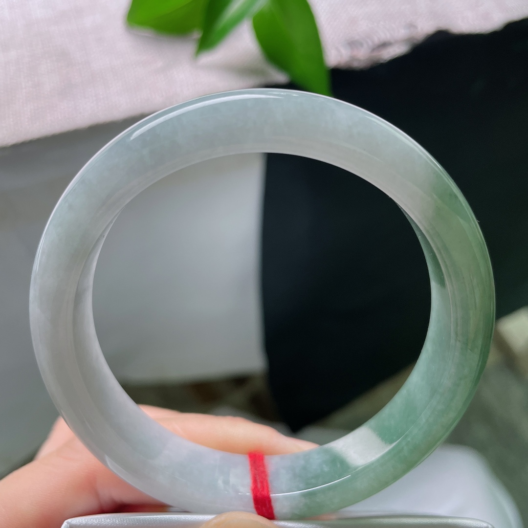 58.5/12.6/8.2，油青正圈，皮纹，底子细腻，柔光内敛，一半是纯净浅白，一半是浓郁油绿色，天然分界古典美感，ss57410a