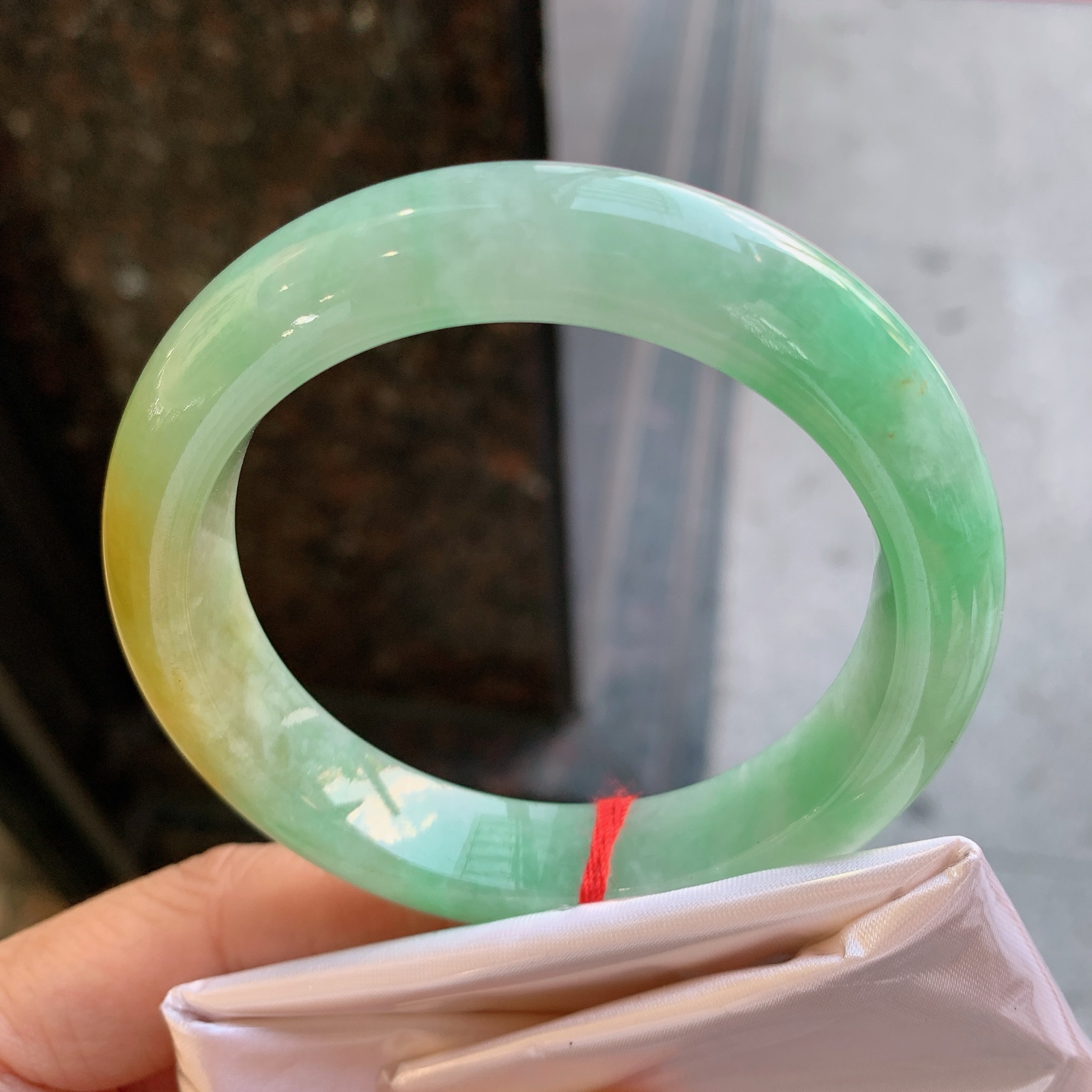 正圈双彩 表皮微瑕疵 尺寸：55.2/12.8/9.3 特色料子