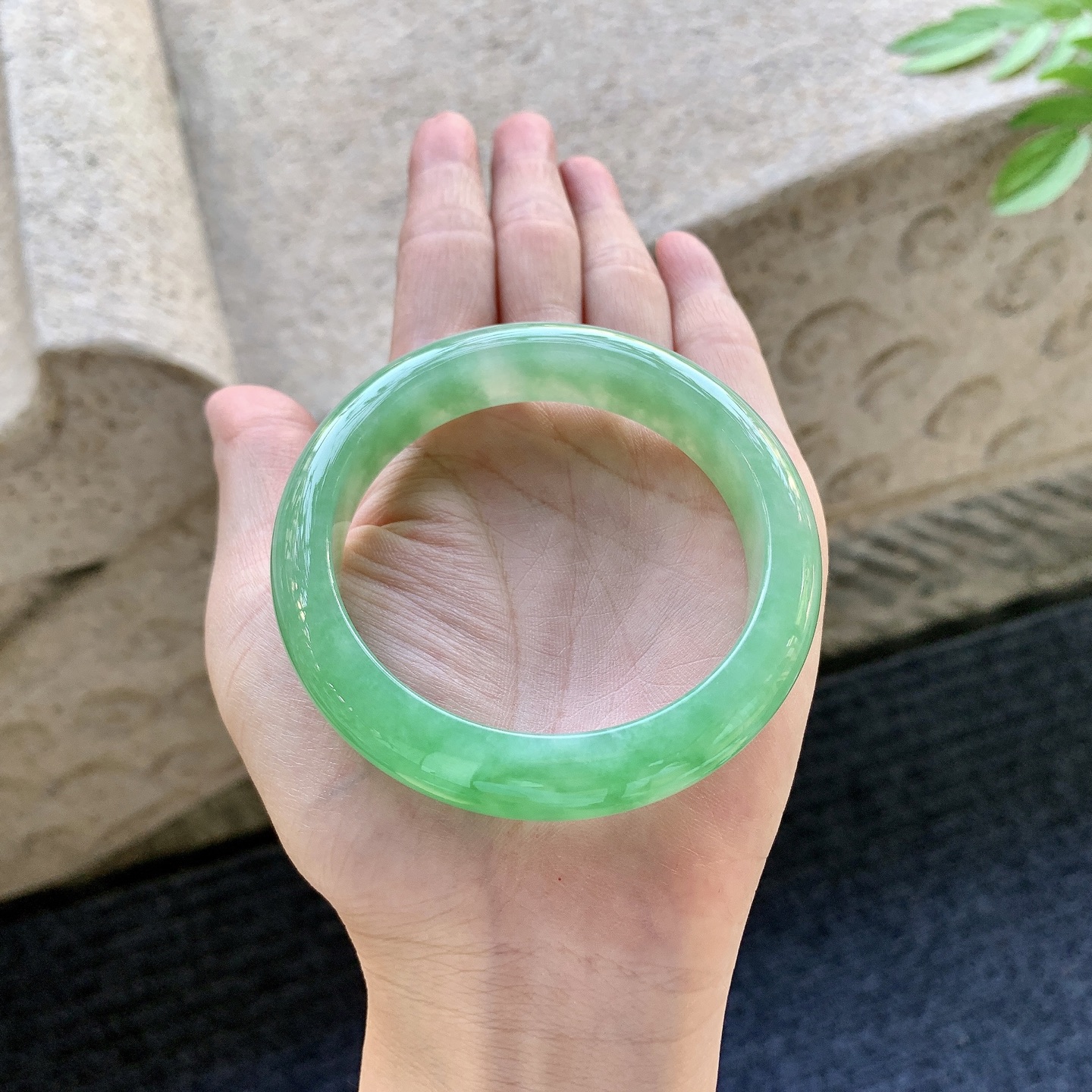 正圈54 55 圈口55.7/13.1/8.8 编码WW093016 冰糯阳绿，水润，种老，细腻，打