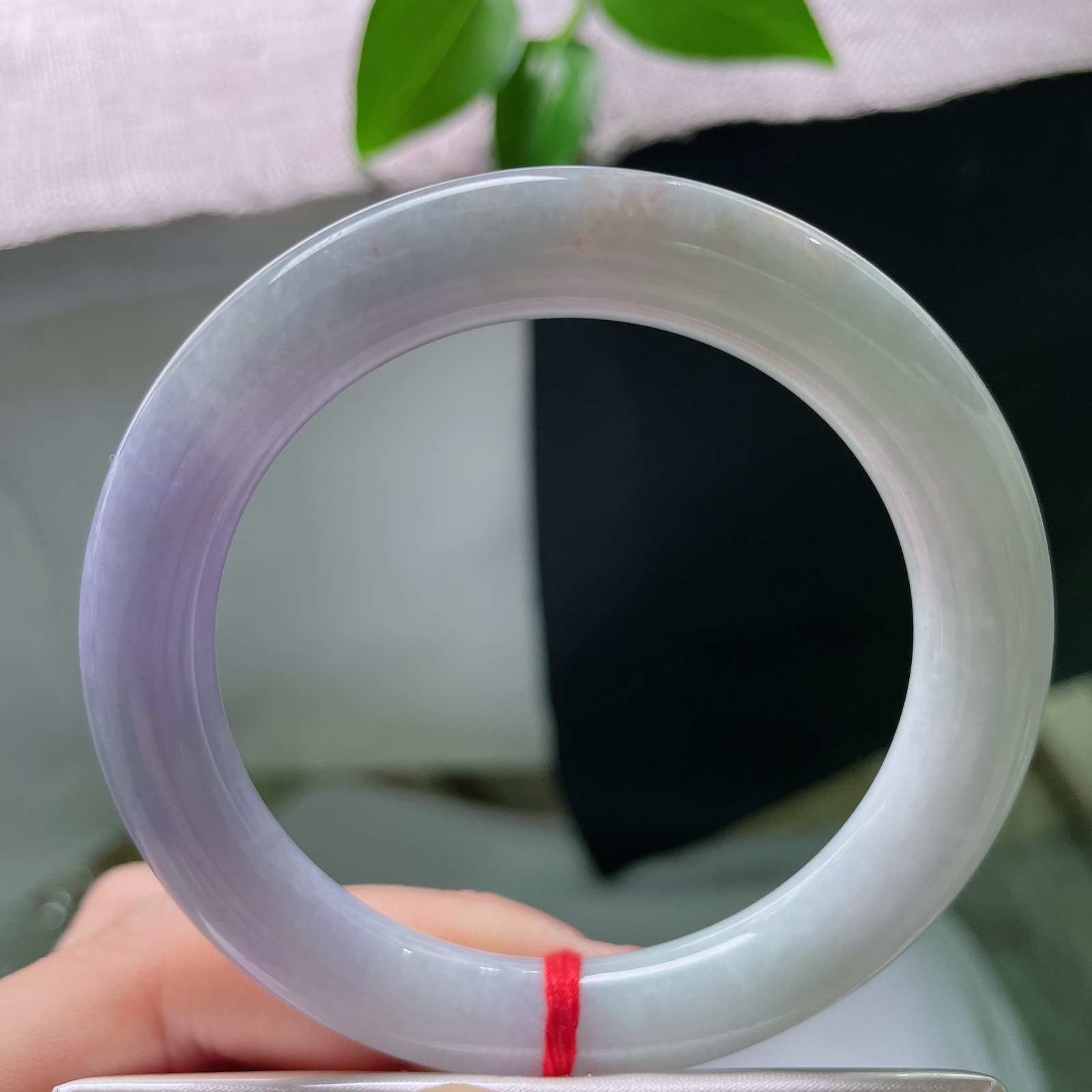 55.2/10.1，紫罗兰圆条，完美，一半清浅底，一半柔紫漫开，紫气悠然萦绕腕间，古典氛围感十足。ss59639a