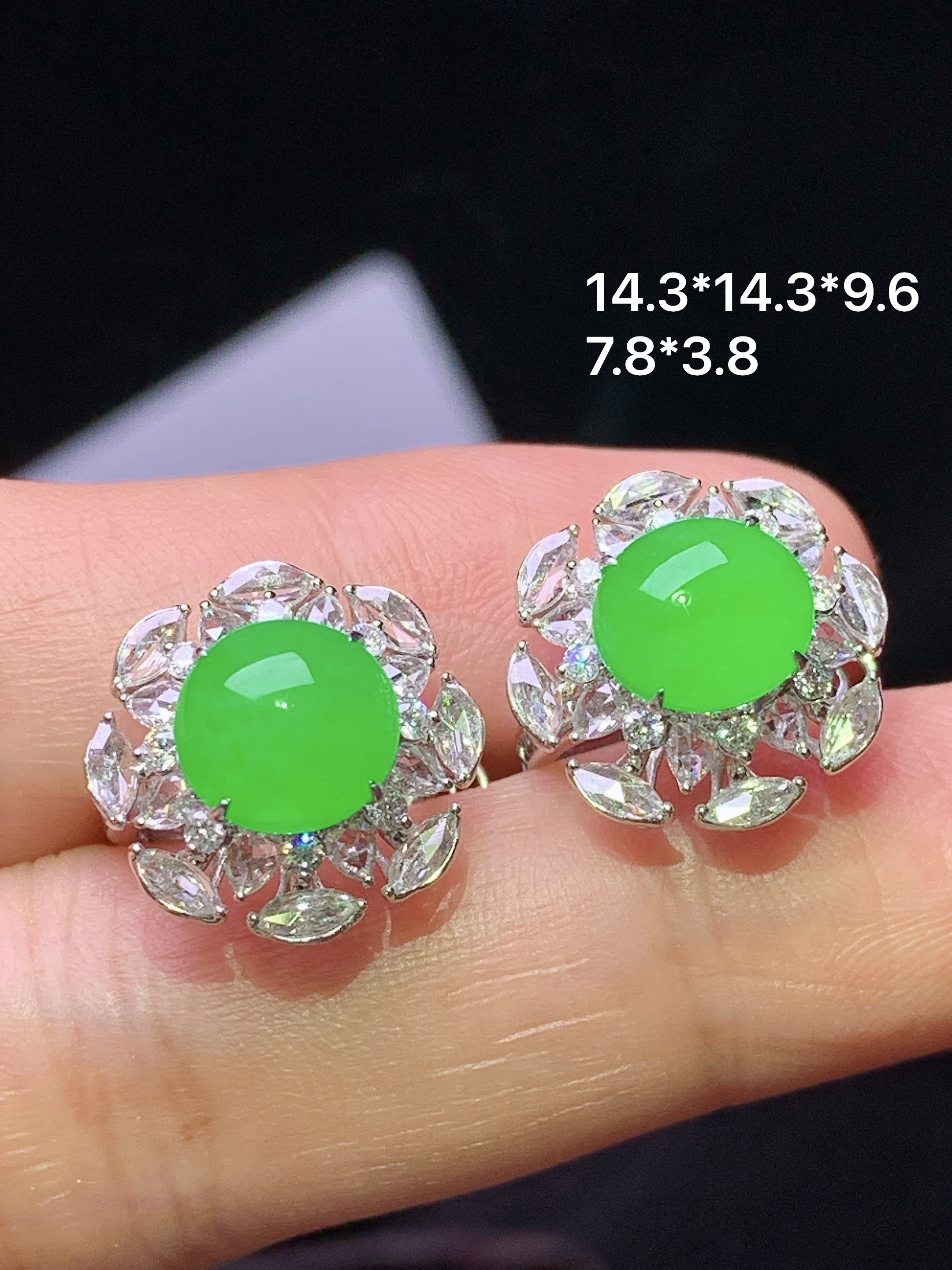18k金钻镶嵌冰阳绿蛋面耳钉 玉质细腻 色泽艳丽清新 水润亮眼 整体尺寸14.3*9.6 t3