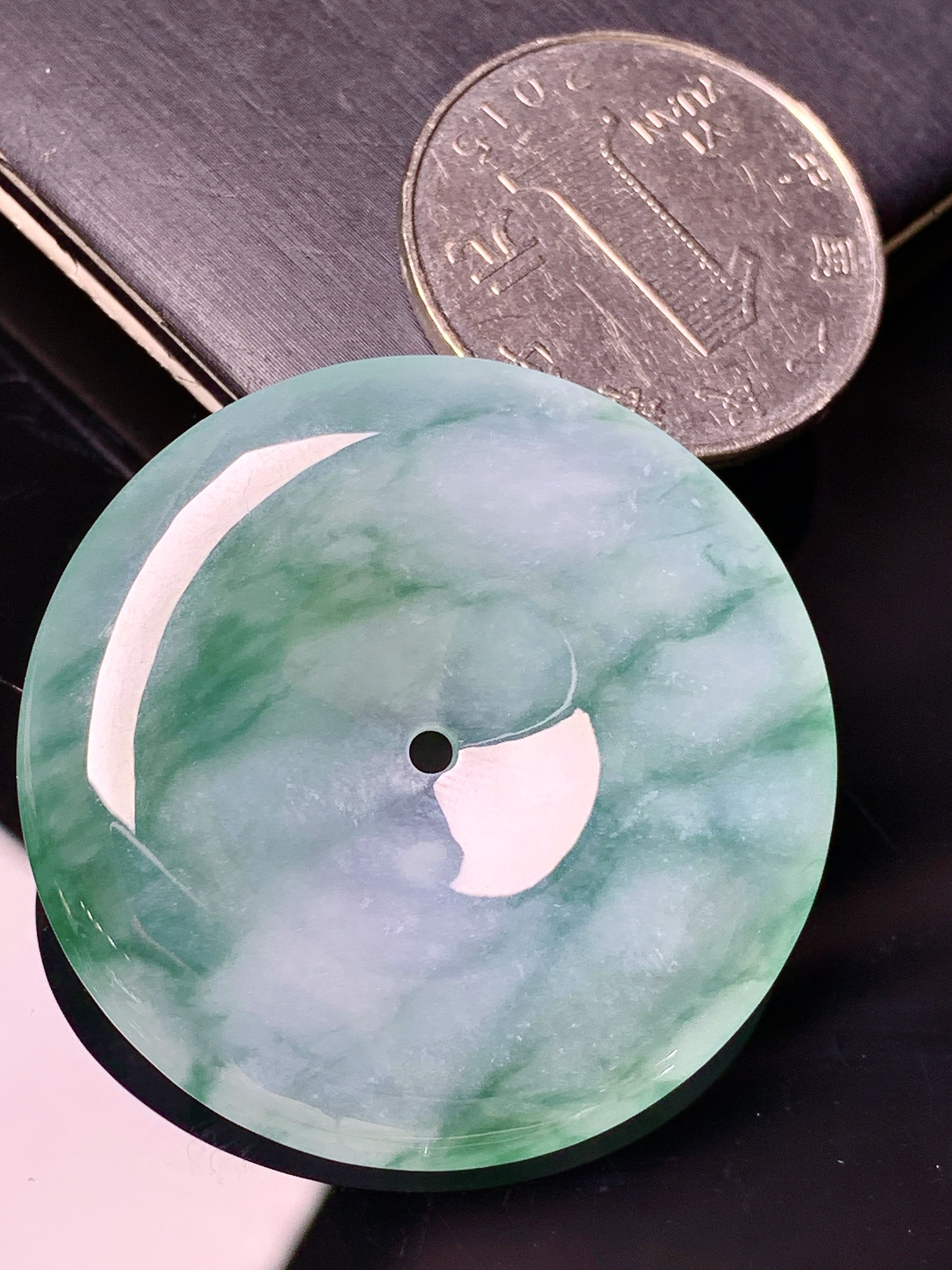 飘绿平安扣吊坠 玉质细腻 色泽艳丽清新 水润亮眼 整体尺寸37.5*5.8 d1