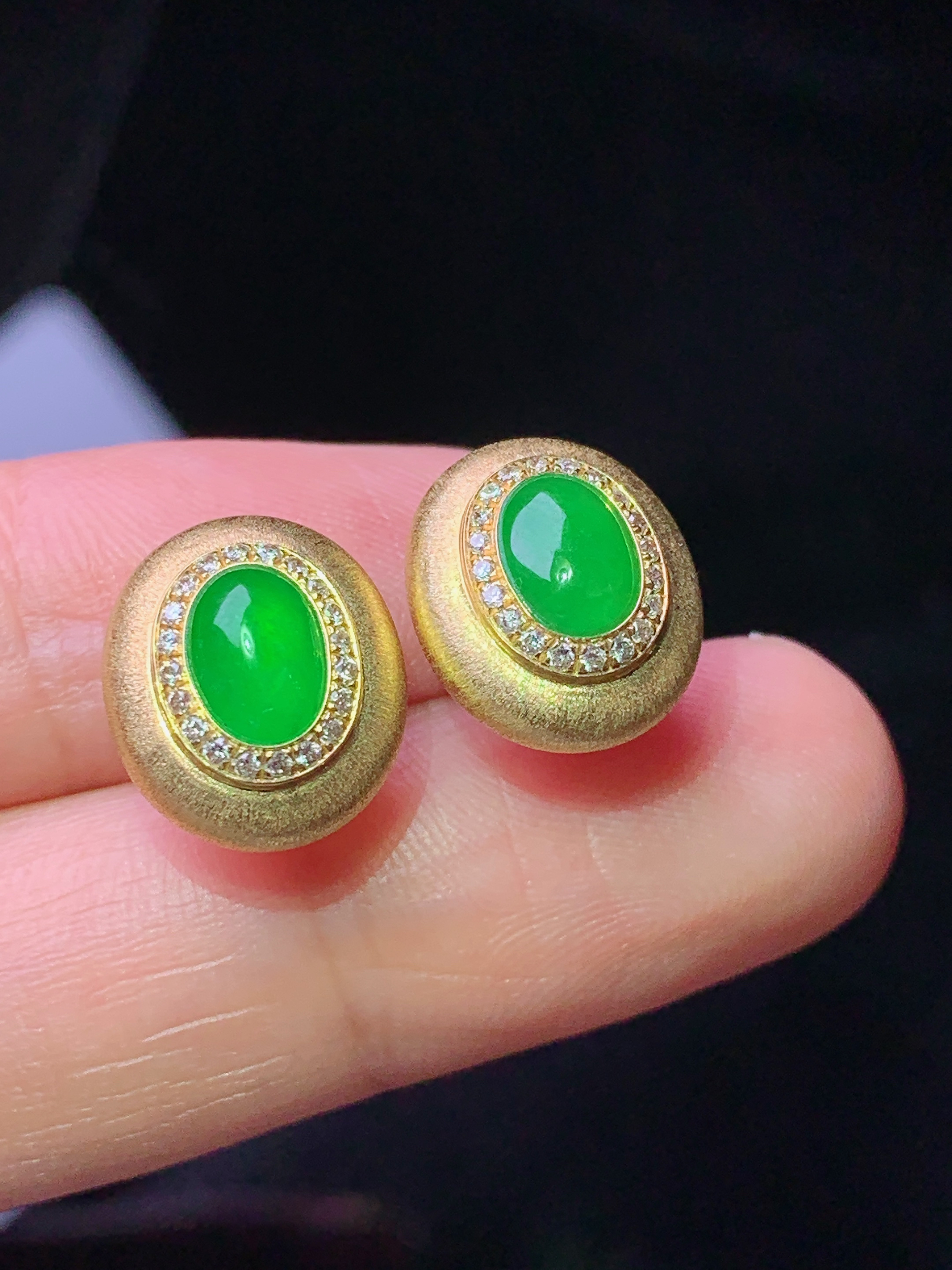18k金钻镶嵌冰阳绿吊坠 玉质细腻 色泽艳丽清新 水润亮眼 整体尺寸12.8*11*6.2 t3