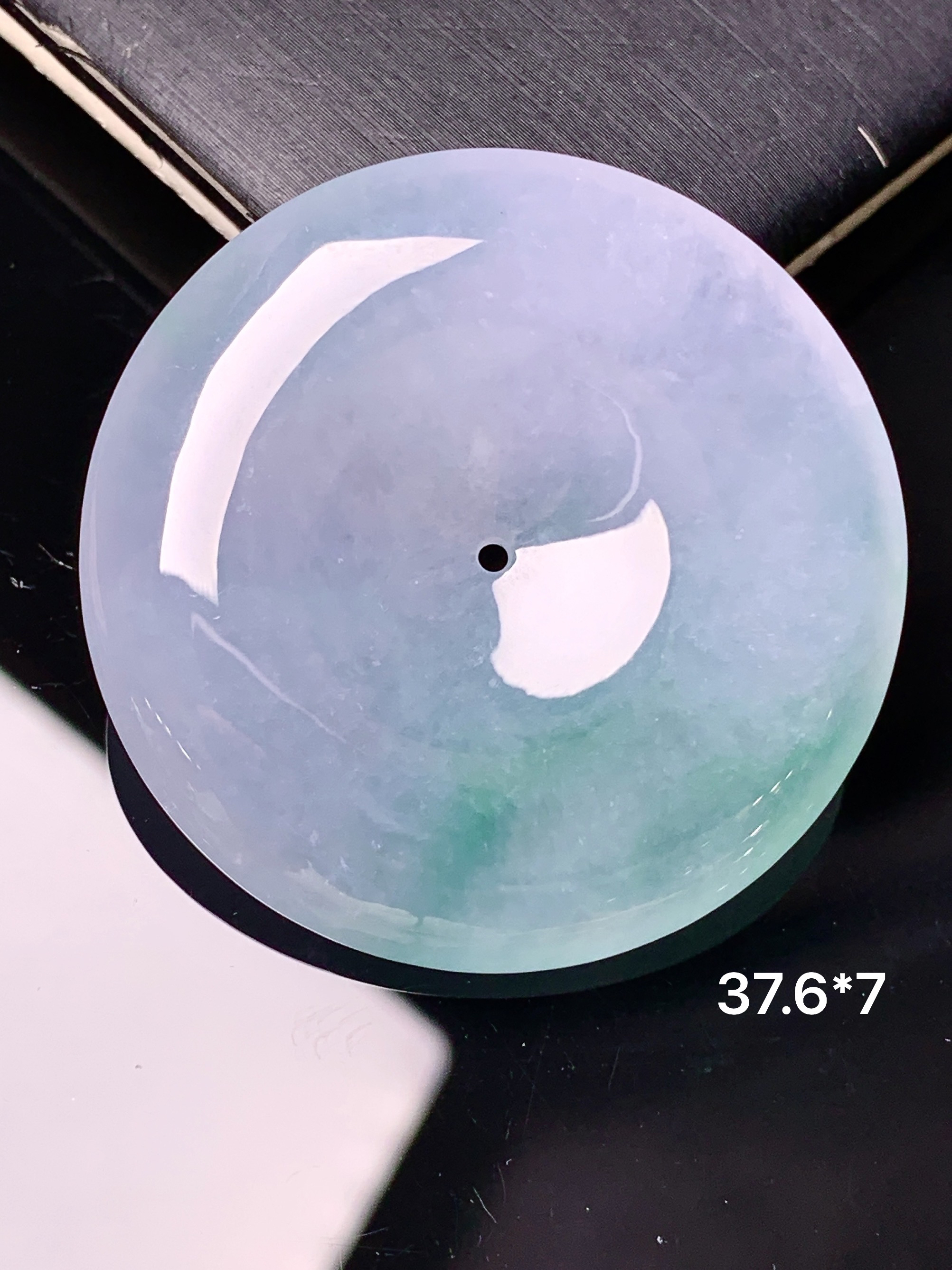 飘绿平安扣吊坠 玉质细腻 色泽艳丽清新 水润亮眼 整体尺寸37.6*7 d1