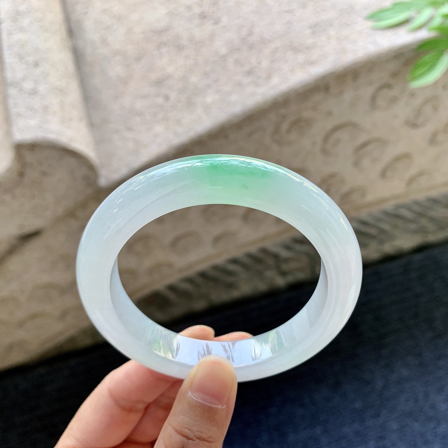 正圈55 56 圈口56.3/11.7/9.6 编码G9093024 糯冰飘绿，水润，种老，细腻，打灯有棉线