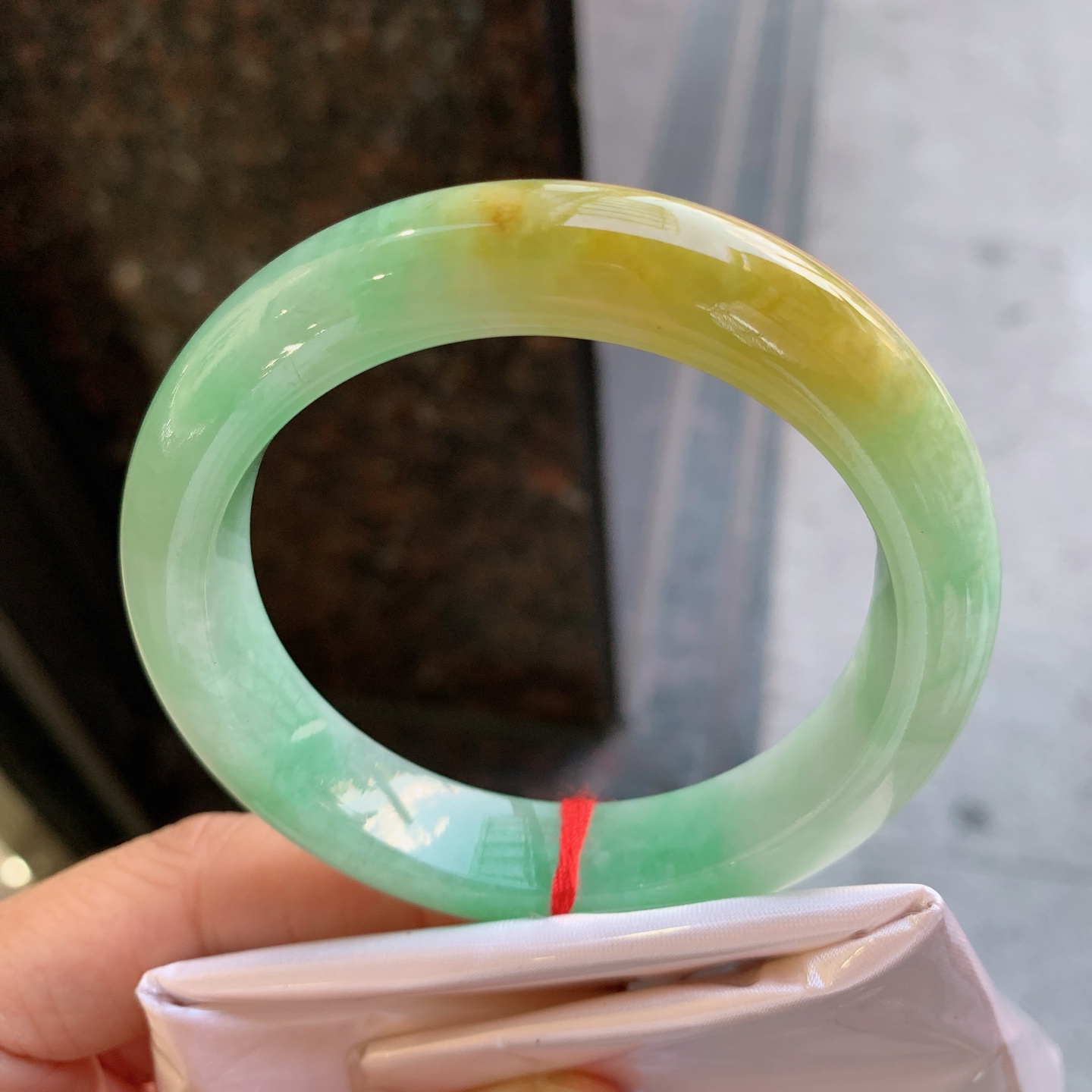 正圈双彩 表皮微瑕疵 尺寸：55.2/12.8/9.3 特色料子
