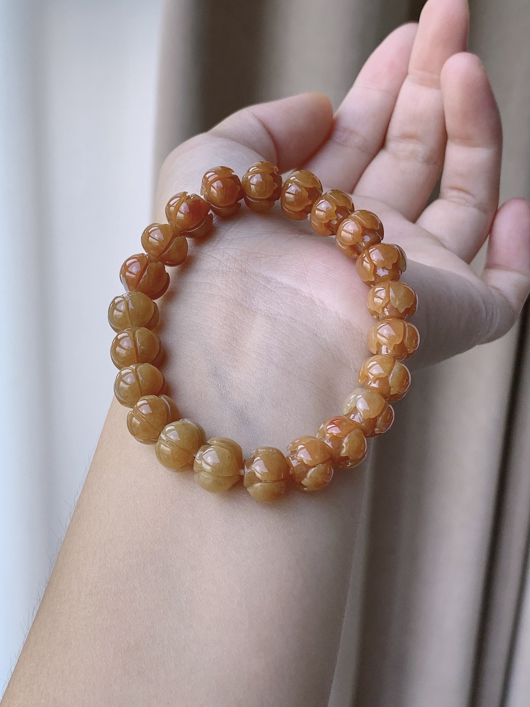 【珠子】冰黄翡手串莲花手串 【说明】缅甸 性比高 立体 【尺寸】10.3-8mm 【重量】30.3