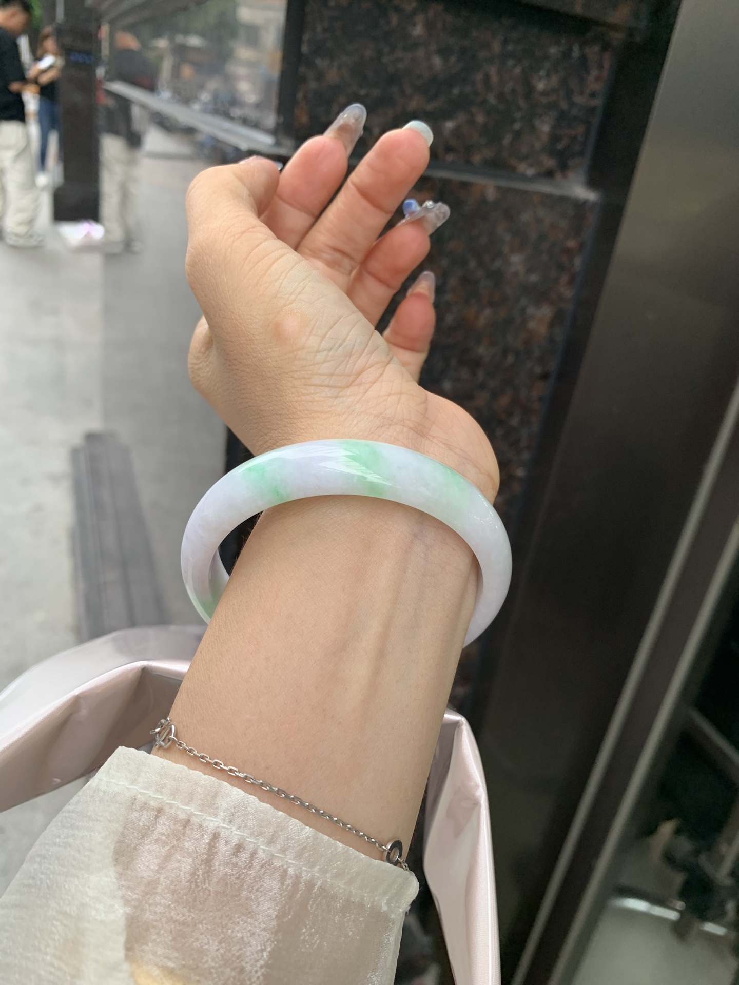 白底青正圈 58.2-6.3-12.9 0509-N680-4 无裂，底妆水润细腻，满圈阳绿花点缀腕间风华，干净纯净的底色上，一抹翠色肆意流淌，宛如春日里的繁华盛景