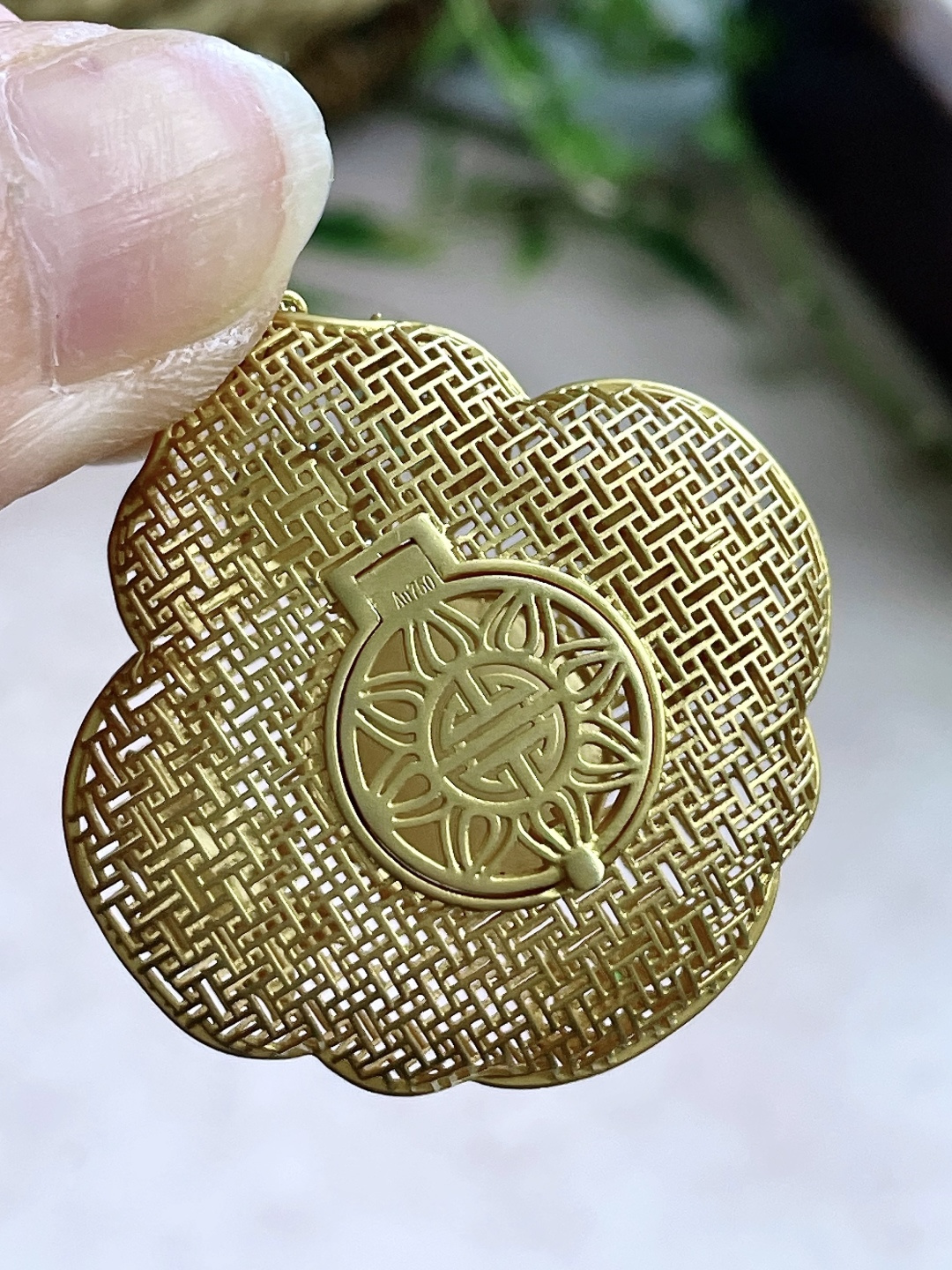 【镶嵌】设计款冰紫金蟾吊坠 【说明】缅甸 18k金镶嵌 无裂 性比高 【整体】34.7-34.6-17.8 【裸石】13.5-11.7-2.7 【重量】14.9克