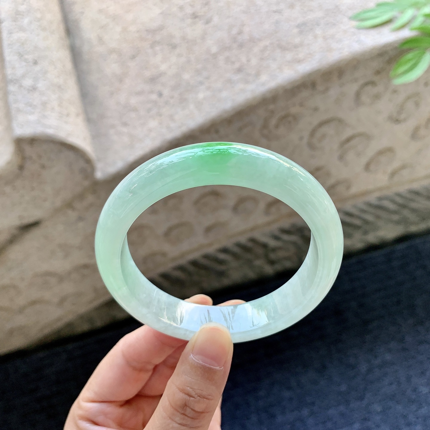 正圈58 59 圈口58/13.4/8.5 编码BA093047 糯冰飘绿，水润，种老，细腻，打灯有晶体结构