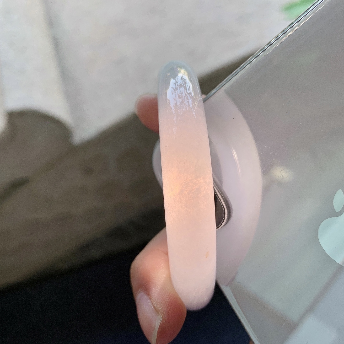 正圈53 54 圈口54.5/11.3/9.6 编码LZ093021 糯冰粉底飘绿，水润，种老，细腻，打灯有棉线