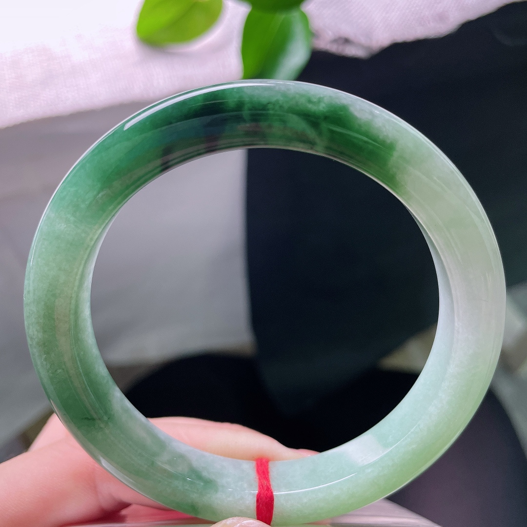 60.6/10.8/10油青正圈，无裂，半山半水平安镯，一半清浅湖绿，一半浓墨翠色，层次富有意境。s