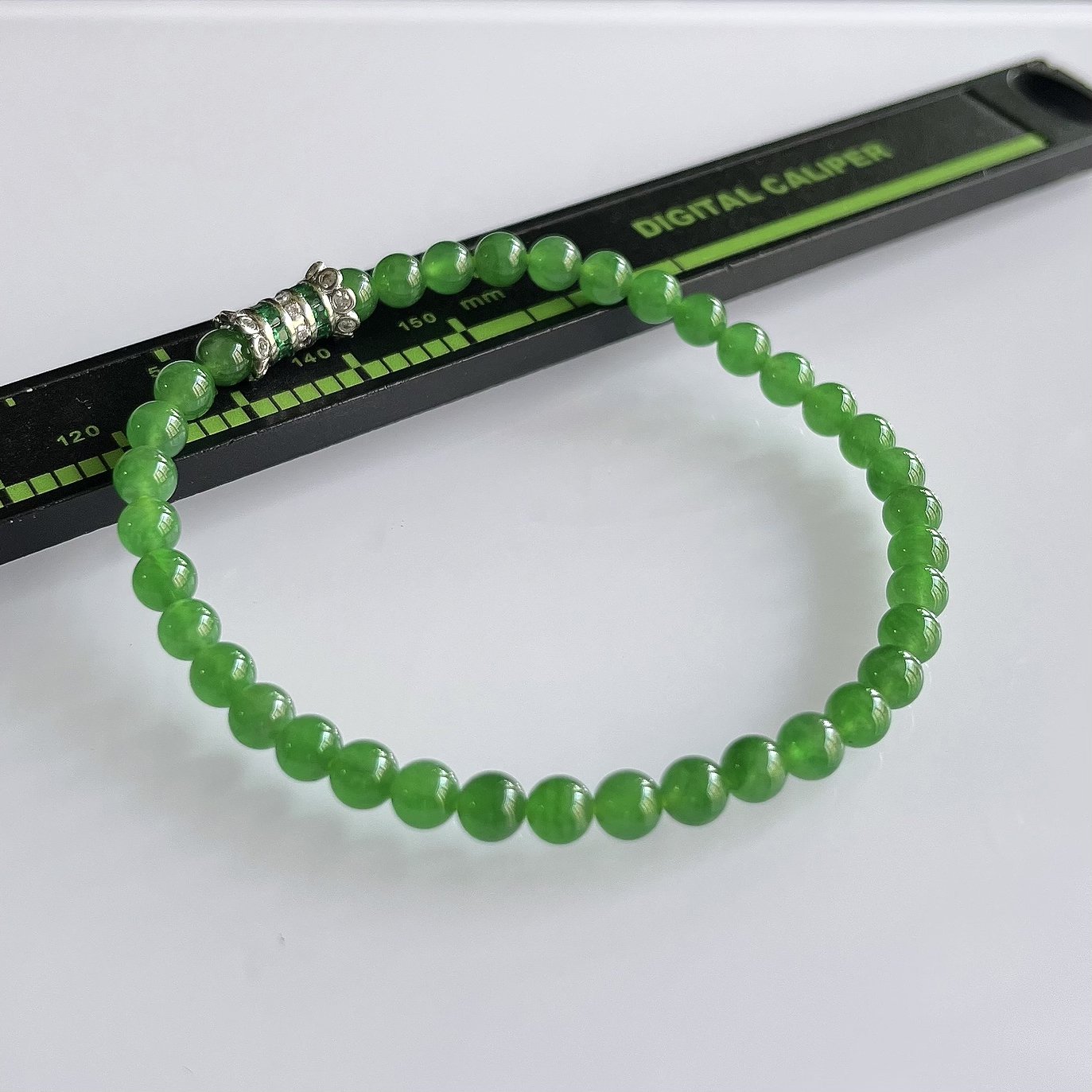 收藏级别，缅甸天然翡翠A货，卡4.5冰种起胶满绿帝王绿圆珠手串手链，尺寸：4.5mm/37颗，重量：7.24g，长度178mm，自然光拍摄