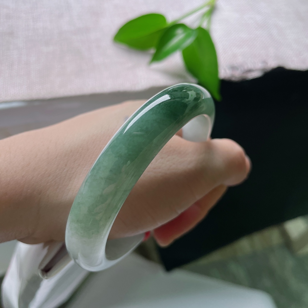 58.5/12.6/8.2，油青正圈，皮纹，底子细腻，柔光内敛，一半是纯净浅白，一半是浓郁油绿色，天然分界古典美感，ss57410a