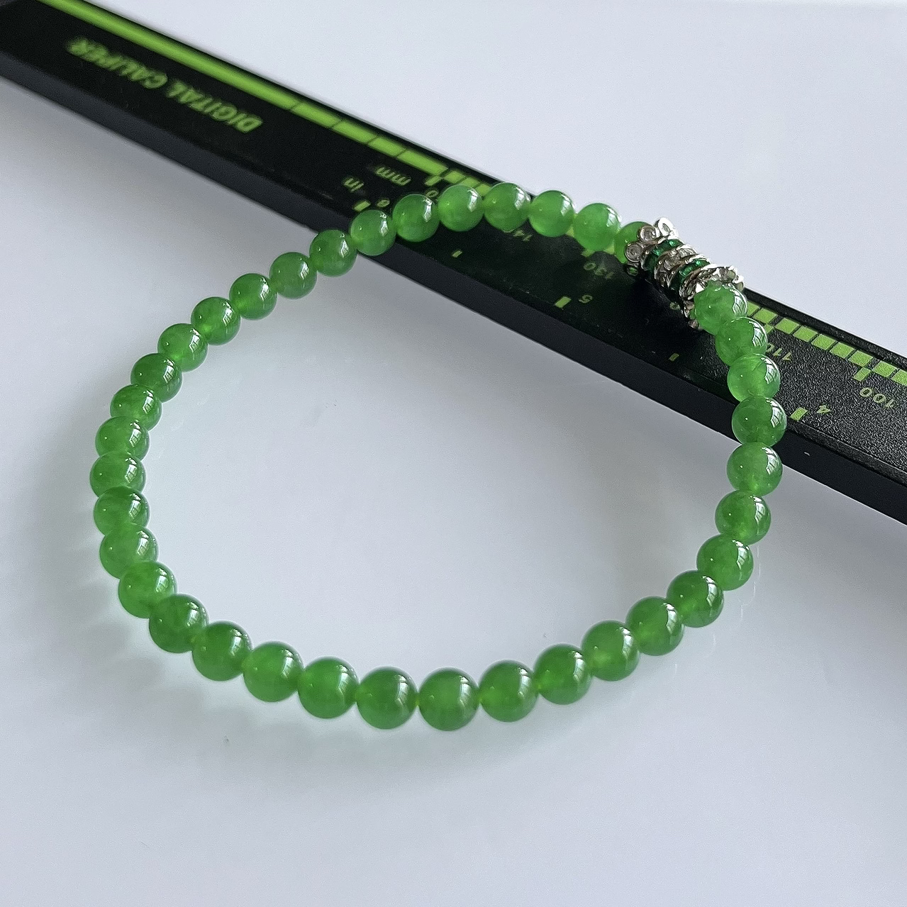 收藏级别，缅甸天然翡翠A货，卡4.5冰种起胶满绿帝王绿圆珠手串手链，尺寸：4.5mm/37颗，重量：7.24g，长度178mm，自然光拍摄