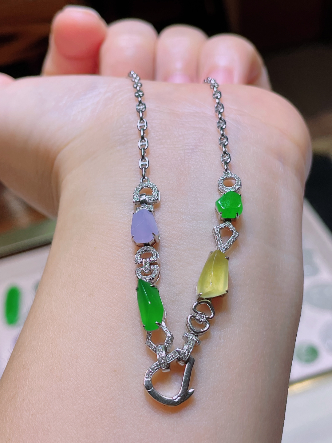 ️冰绿链，18k镶嵌，老种起光，细底通透，尺寸：裸石9.8/4.5/4mm0916