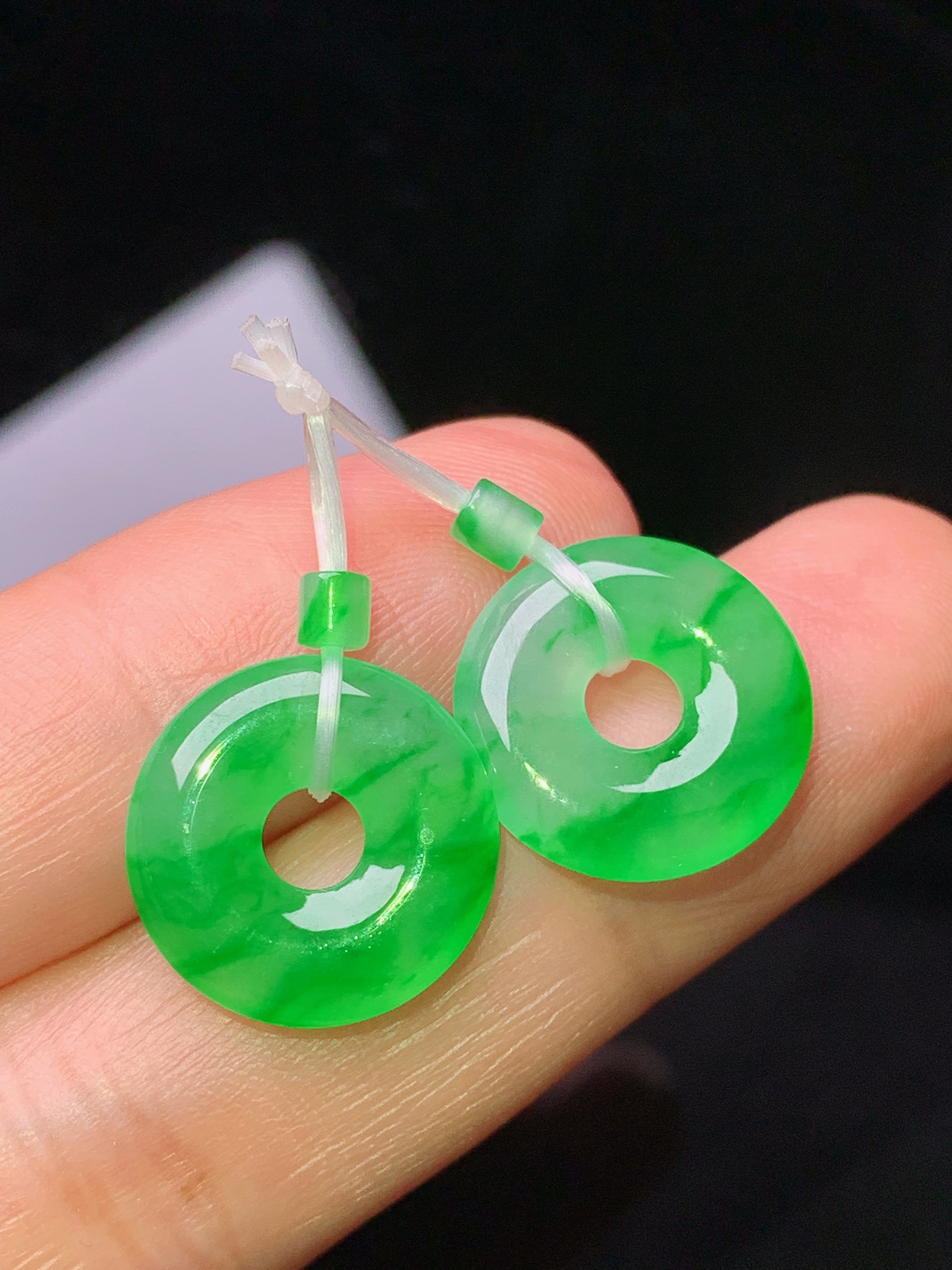 飘阳绿平安扣一对 玉质细腻 色泽艳丽清新 水润亮眼 整体尺寸14.2*2.8 e2