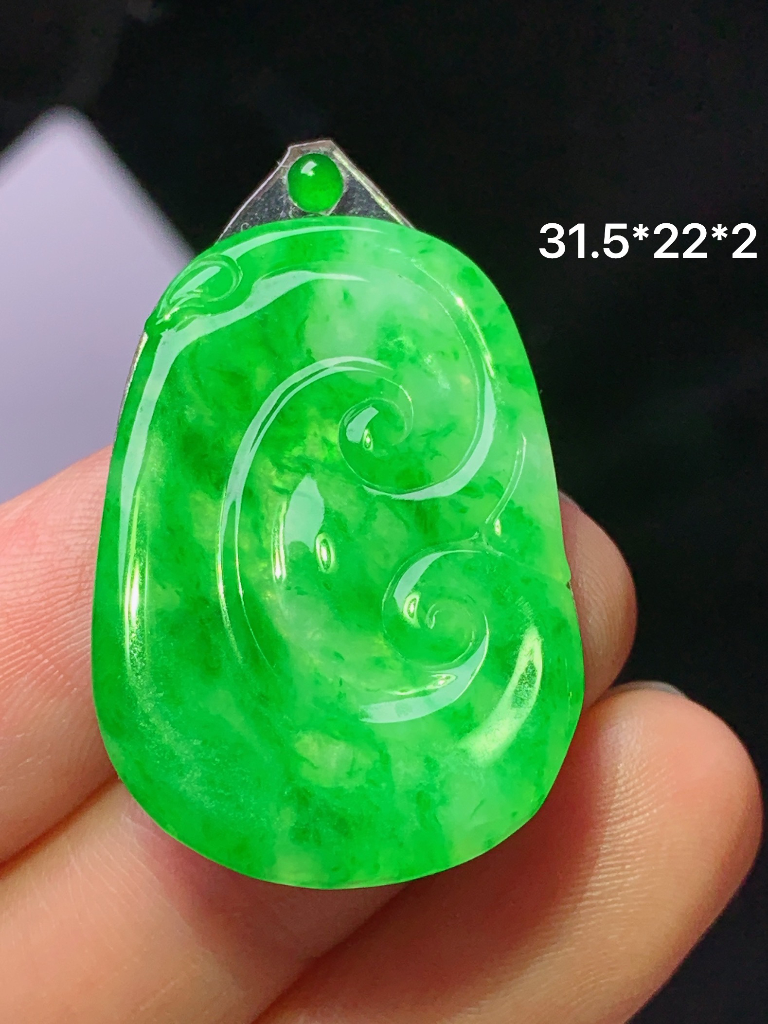 镶嵌款 阳绿如意吊坠 玉质细腻 色泽艳丽清新 水润亮眼 整体尺寸31.5*22*2 2x