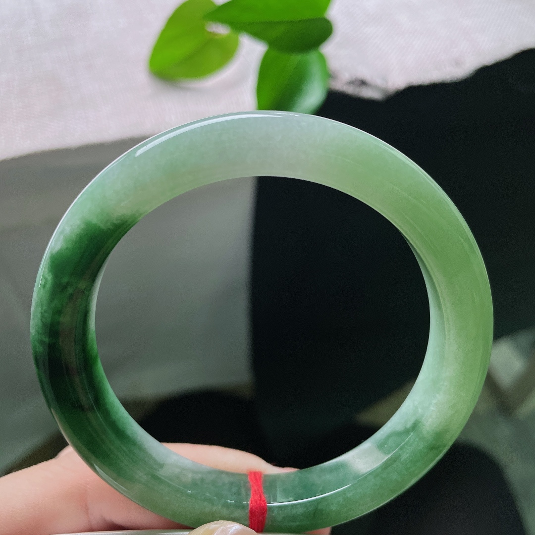 60.6/10.8/10油青正圈，无裂，半山半水平安镯，一半清浅湖绿，一半浓墨翠色，层次富有意境。ss56763a