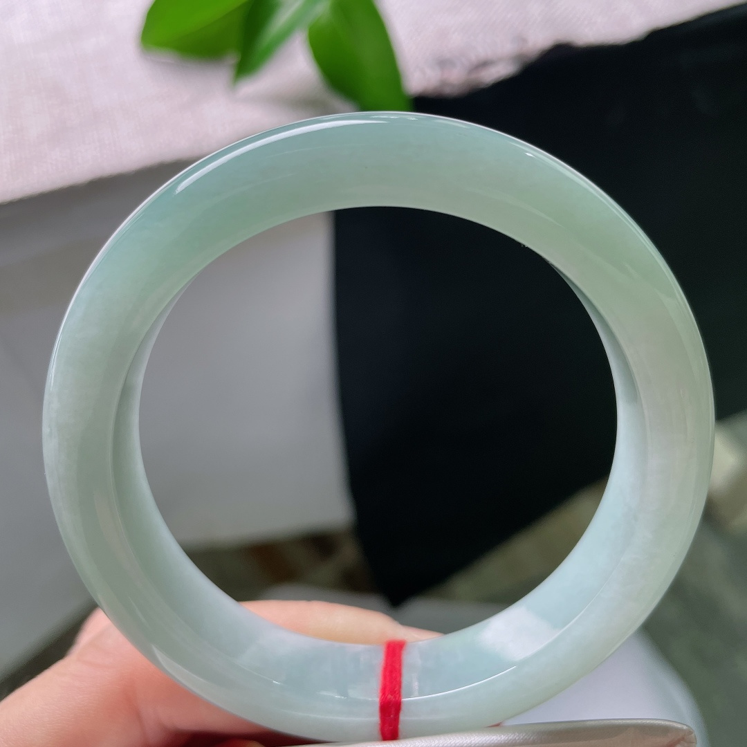 58/12/9.2，蓝底正圈，无裂，玉质温润细腻，色调干净清爽，泛着一层柔和的水光，像盛着一汪清晨静