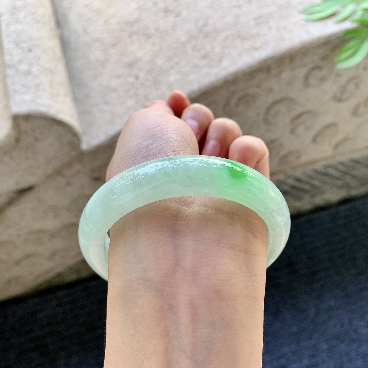 正圈58 59 圈口58/13.4/8.5 编码BA093047 糯冰飘绿，水润，种老，细腻，打灯有晶体结构