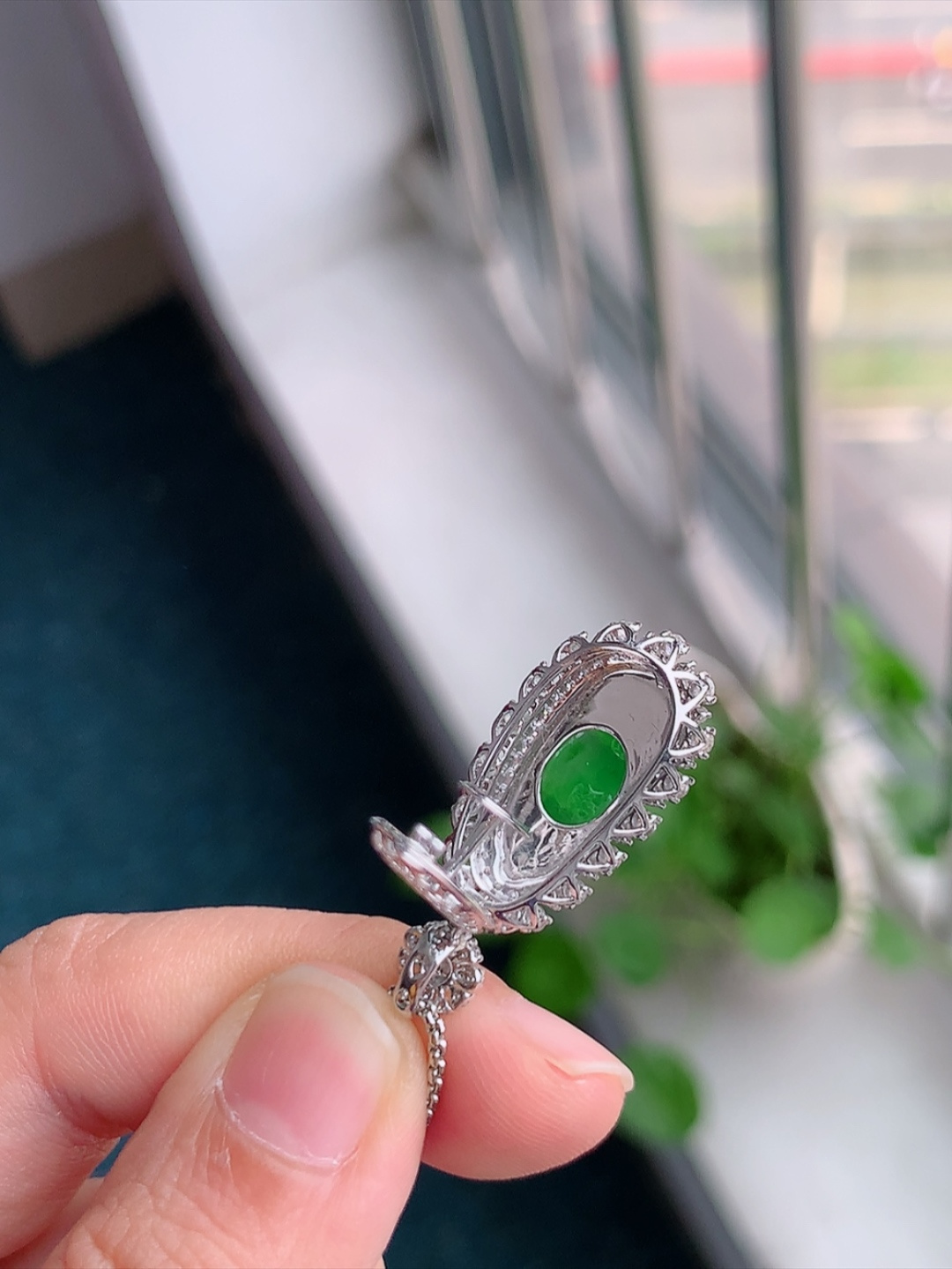 ️ 冰阳绿福豆吊坠。翠色明媚，佩戴温婉优雅18k金镶嵌 货号51731，30.1-12.6-9.8