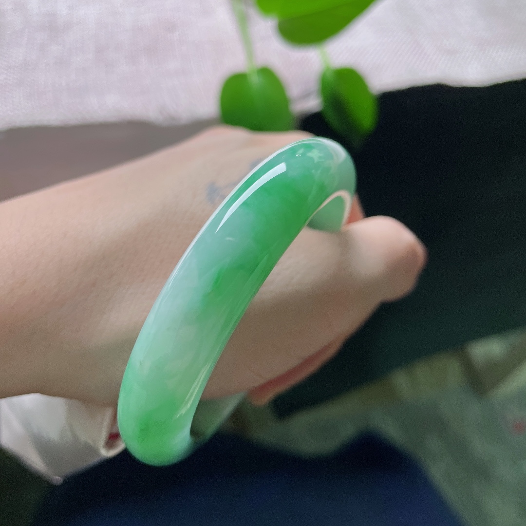 53.4/12/8.3，飘绿正圈，无裂，莹润玉镯素净雅致，辣绿飘花层次丰富，色感浓烈，国风韵味浓郁悠长。ss59318a