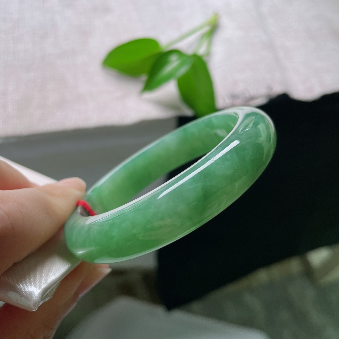 54.5/12.6/8.2，满绿正圈，一点皮纹，玉质细腻通透，绿意均匀柔和，如同凝住一汪幽深的碧潭，上手端庄大气，ss59265a
