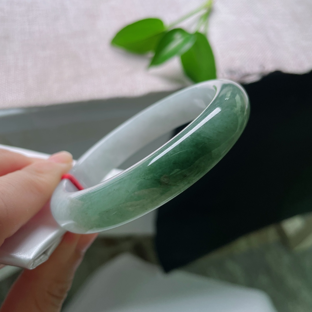 58.5/12.6/8.2，油青正圈，皮纹，底子细腻，柔光内敛，一半是纯净浅白，一半是浓郁油绿色，天然分界古典美感，ss57410a