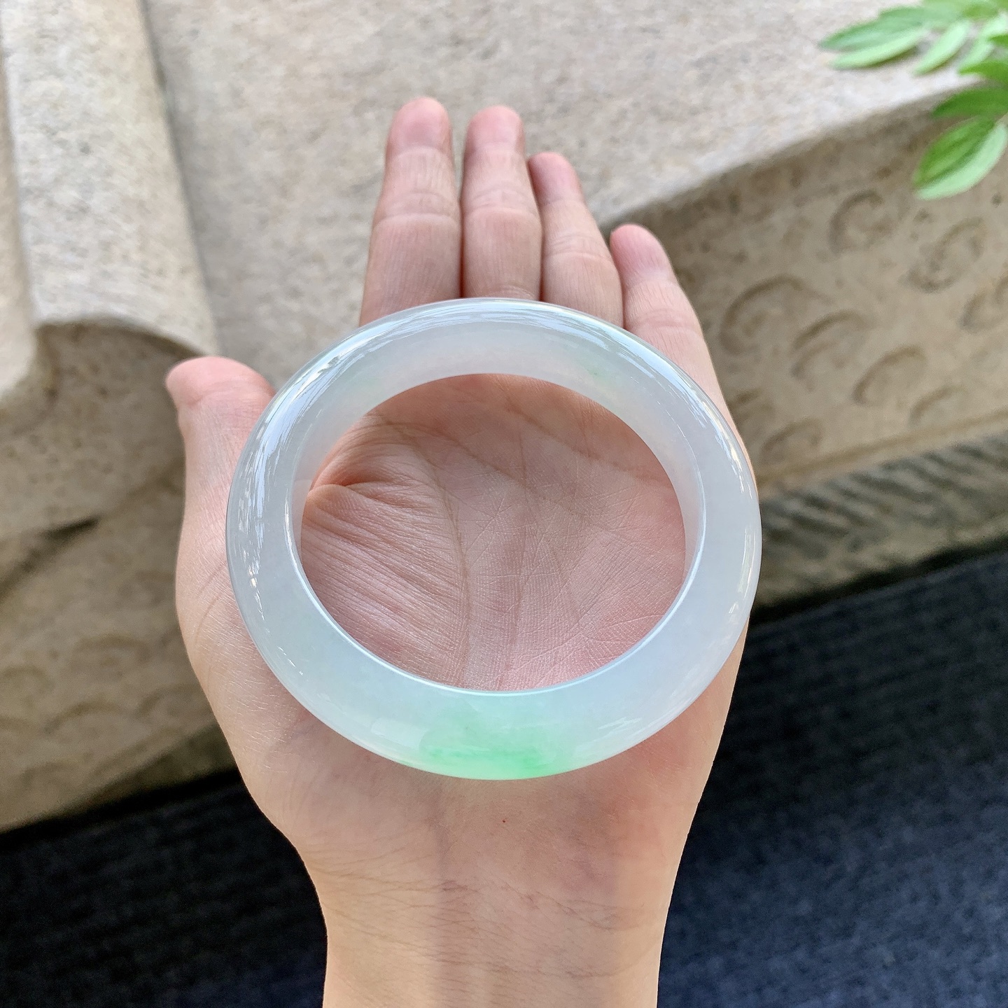 正圈55 56 圈口56.3/11.7/9.6 编码G9093024 糯冰飘绿，水润，种老，细腻，打灯有棉线
