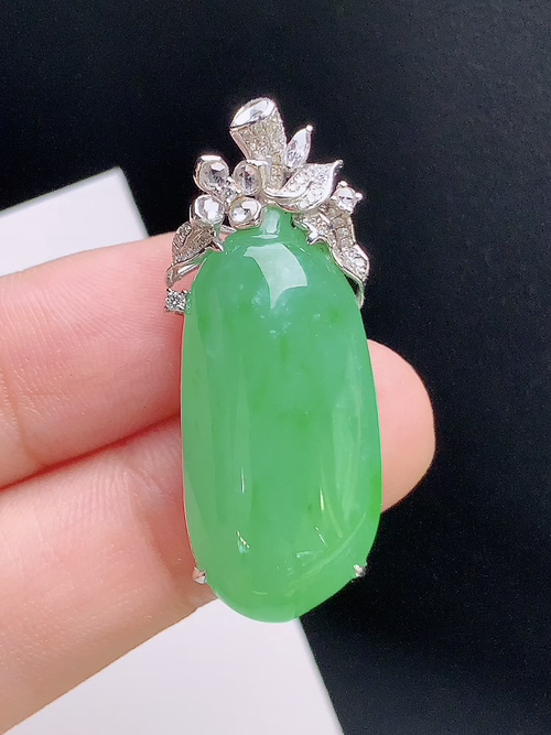 ️ 冰种阳绿福瓜吊坠，色浓艳丽，玉质莹润，饱满大气，裸石28.5-14.3-7.437.1