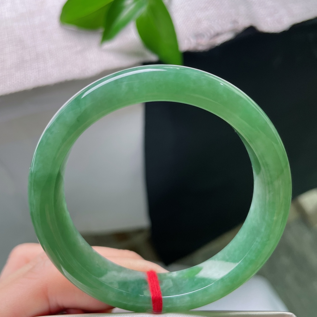 54.5/12.6/8.2，满绿正圈，一点皮纹，玉质细腻通透，绿意均匀柔和，如同凝住一汪幽深的碧潭，上手端庄大气，ss59265a