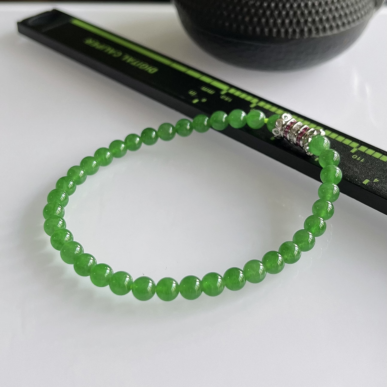 收藏级别，缅甸天然翡翠A货，卡4.5冰种起胶满绿帝王绿圆珠手串手链，尺寸：4.5mm/37颗，重量：7.41g，长度178mm，自然光拍摄