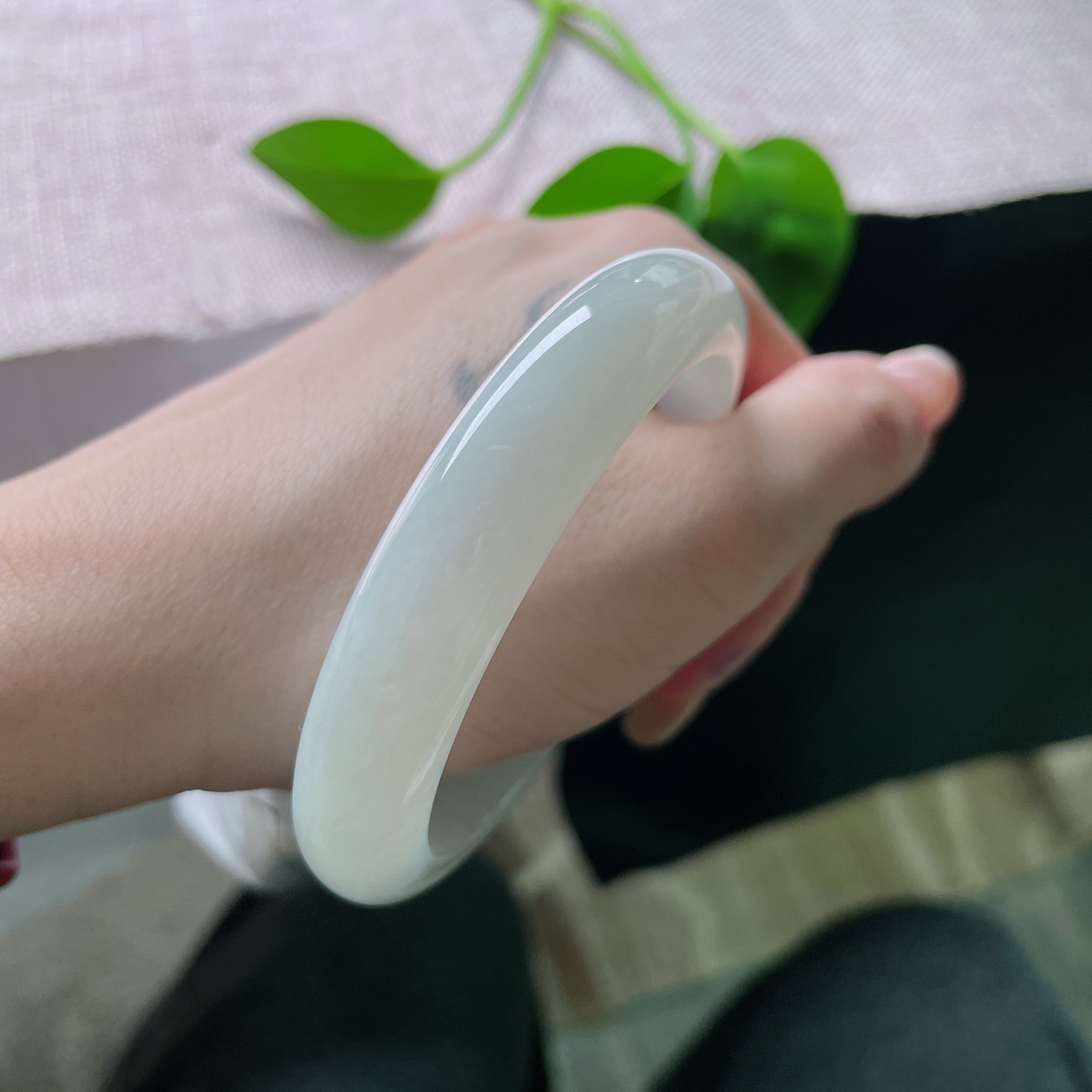 56.5/12/8.4淡绿正圈，料子细腻干净，清丽脱俗，百搭款，种老，无裂。ss57416a