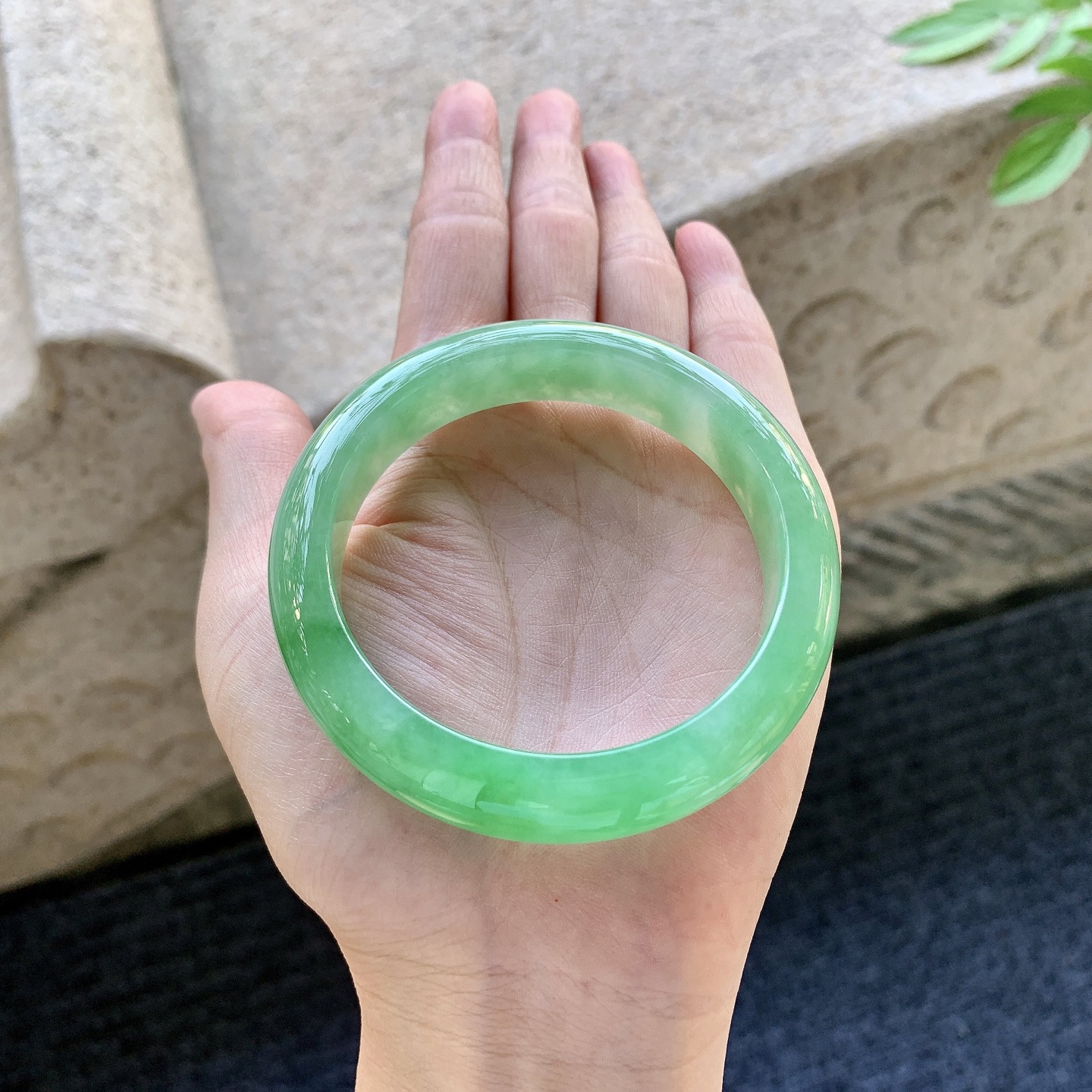 正圈54 55 圈口55.7/13.1/8.8 编码WW093016 冰糯阳绿，水润，种老，细腻，打灯有絮线