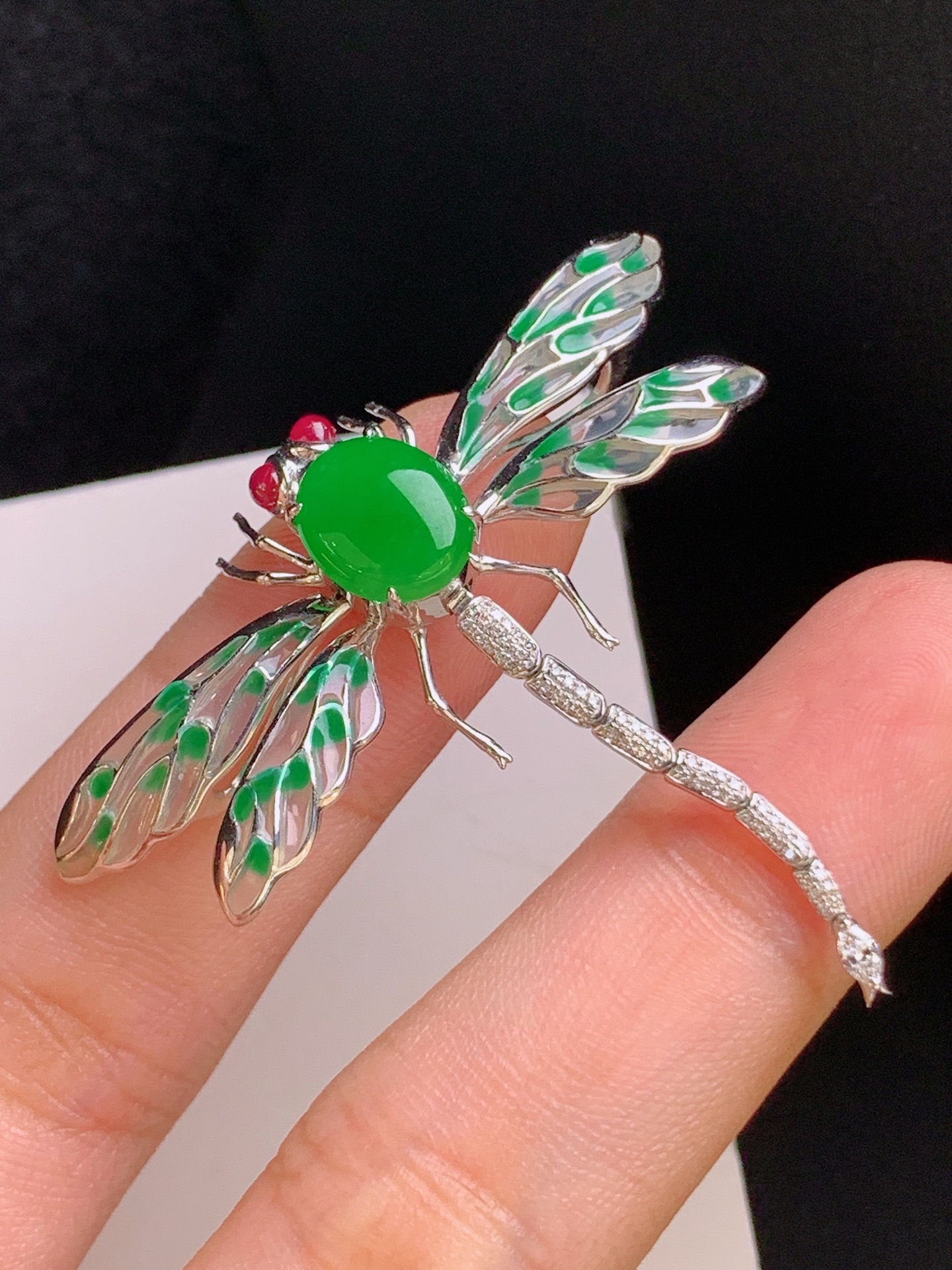️ 阳绿旦面蜻蜓胸针，正阳蛋面，设计灵动，质感细腻 裸石9.5-8-2.2 整体41.6-46.8-8.5