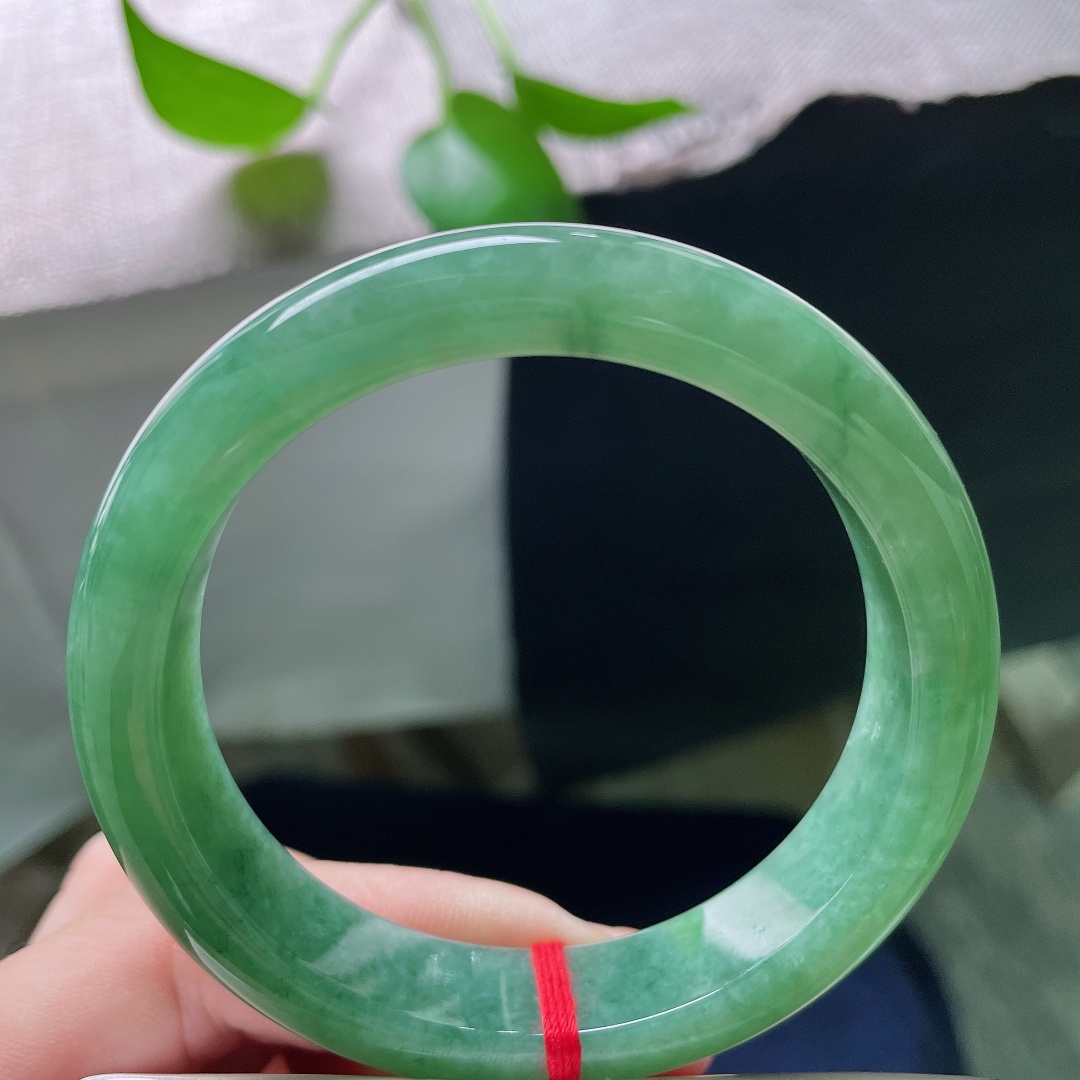 55.5/12.7/8.4，满绿正圈，无裂，油绿翡翠福镯，色泽浓郁均匀，镯身饱满，上手端庄大气显质感。ss59297a