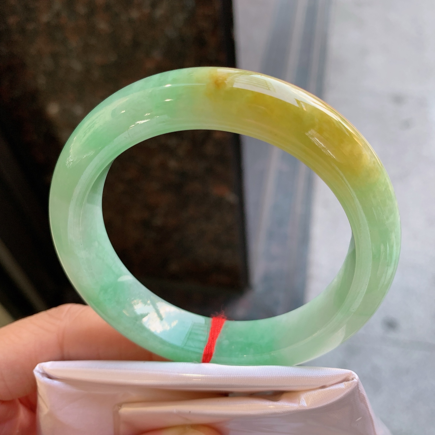 正圈双彩 表皮微瑕疵 尺寸：55.2/12.8/9.3 特色料子