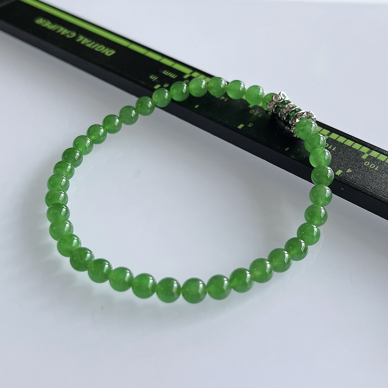 收藏级别，缅甸天然翡翠A货，卡4.5冰种起胶满绿帝王绿圆珠手串手链，尺寸：4.5mm/37颗，重量：7.24g，长度178mm，自然光拍摄
