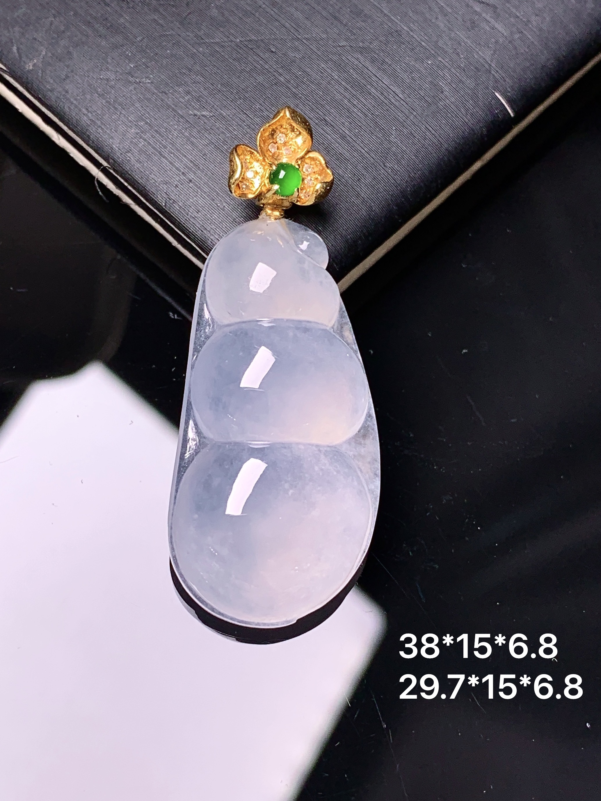 18k金镶嵌冰种四季豆吊坠 玉质细腻 色泽艳丽清新 水润亮眼 整体尺寸38*15*6.8 2x