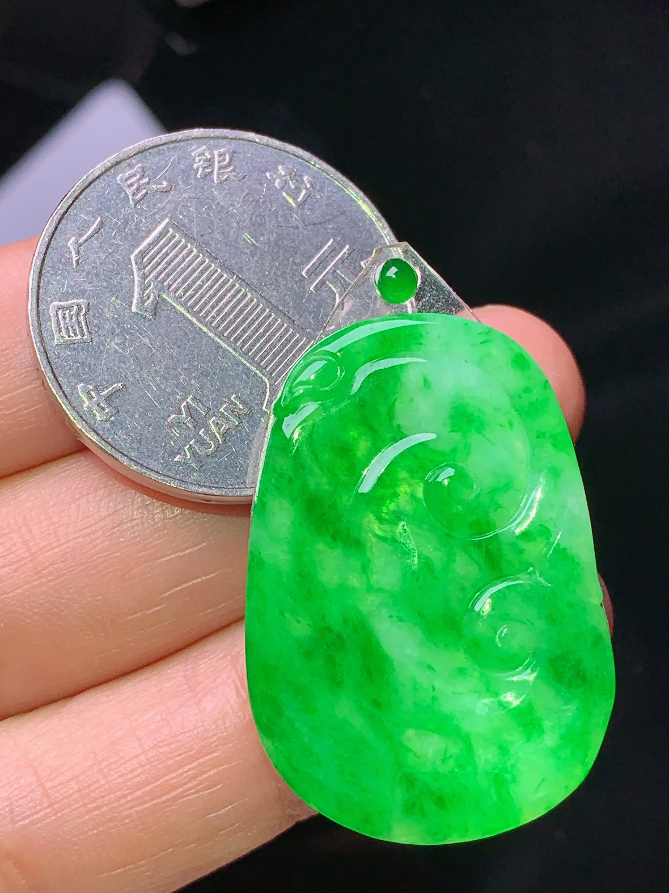 镶嵌款 阳绿如意吊坠 玉质细腻 色泽艳丽清新 水润亮眼 整体尺寸31.5*22*2 2x