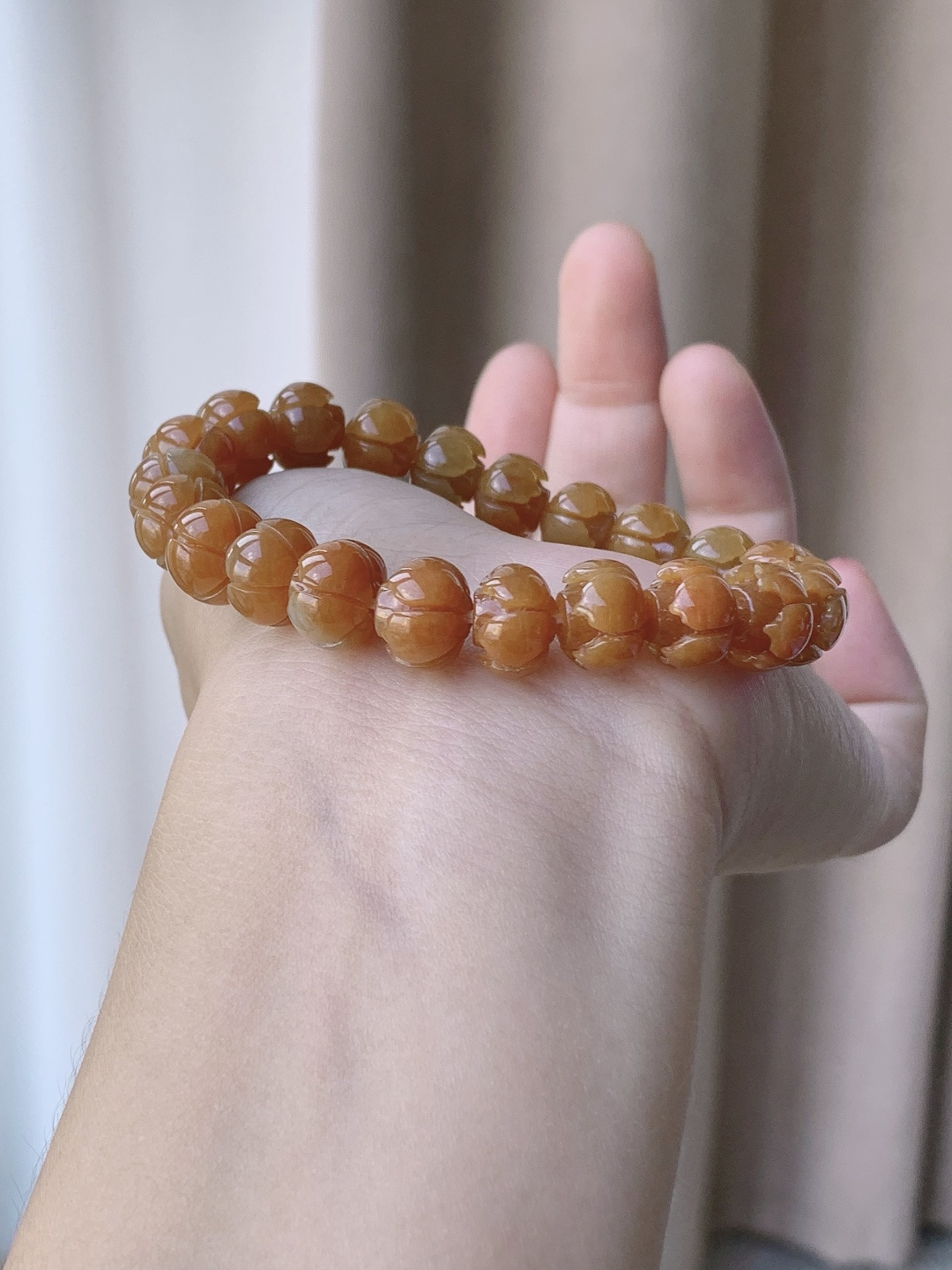 【珠子】冰黄翡手串莲花手串 【说明】缅甸 性比高 立体 【尺寸】10.3-8mm 【重量】30.3克