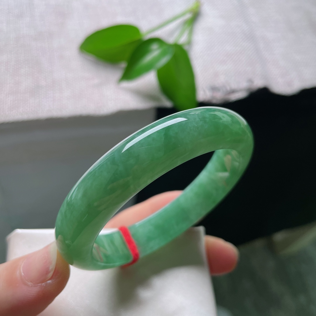 54.5/12.6/8.2，满绿正圈，一点皮纹，玉质细腻通透，绿意均匀柔和，如同凝住一汪幽深的碧潭，上手端庄大气，ss59265a