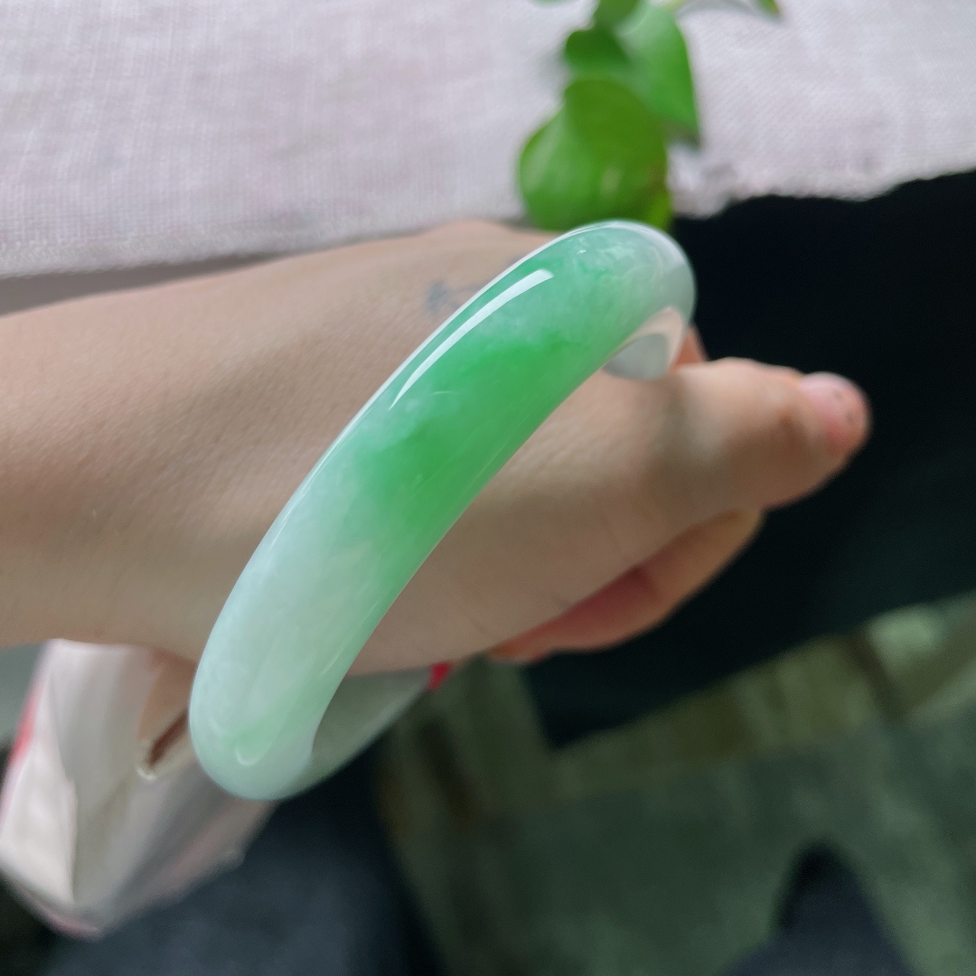 57.4/11.7/8.5，飘绿正圈，皮纹，大片鲜翠绿意铺满镯身，鲜亮翠色衬得玉底清润灵动。ss58631a