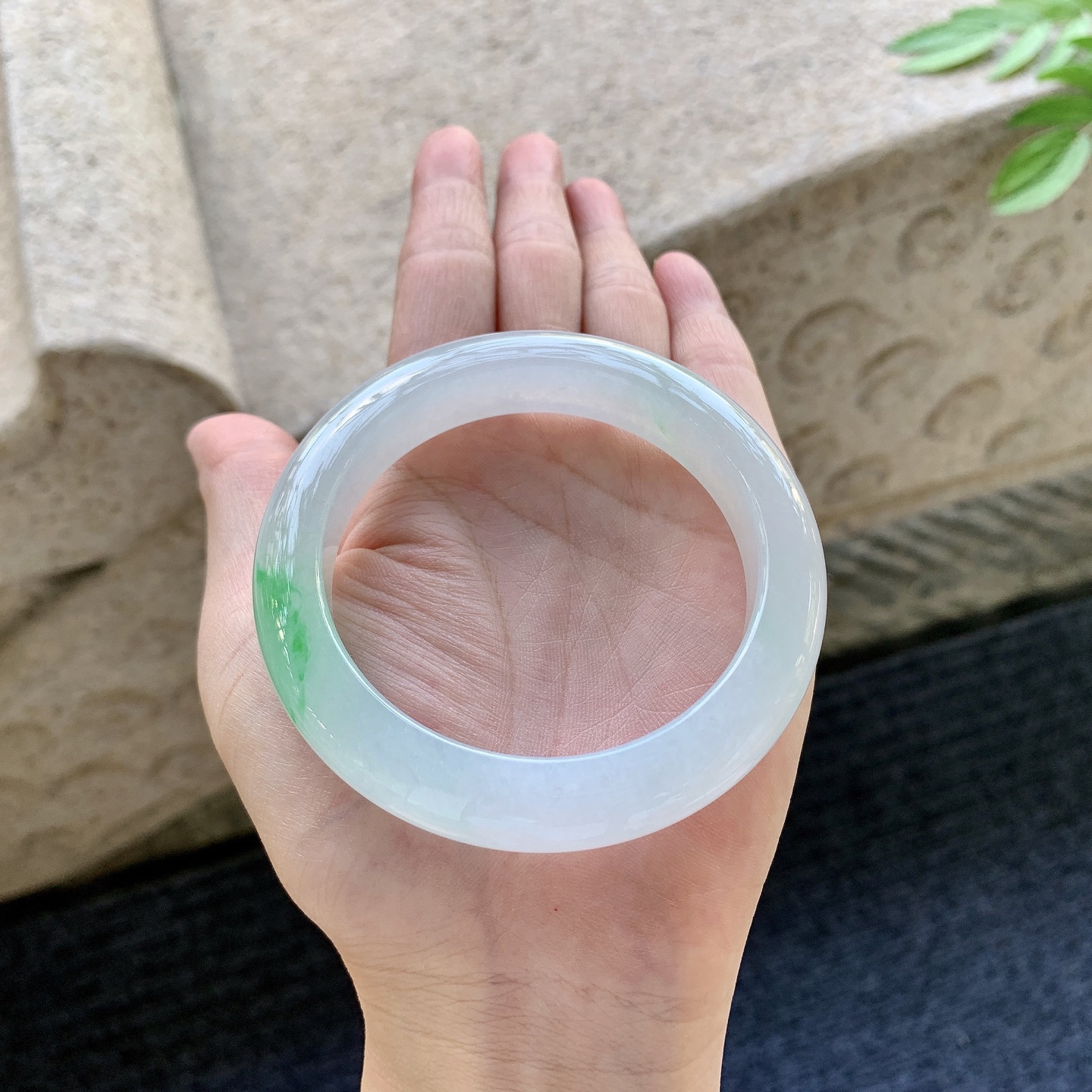 正圈55 56 圈口56.3/11.7/9.6 编码G9093024 糯冰飘绿，水润，种老，细腻，打灯有棉线