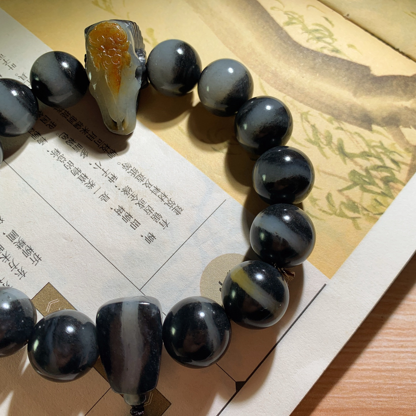￼新疆和田玉籽料青花手串 单颗尺寸15重96.5克。玉质细腻油润。手推出油。佩戴高端典雅。lt260929