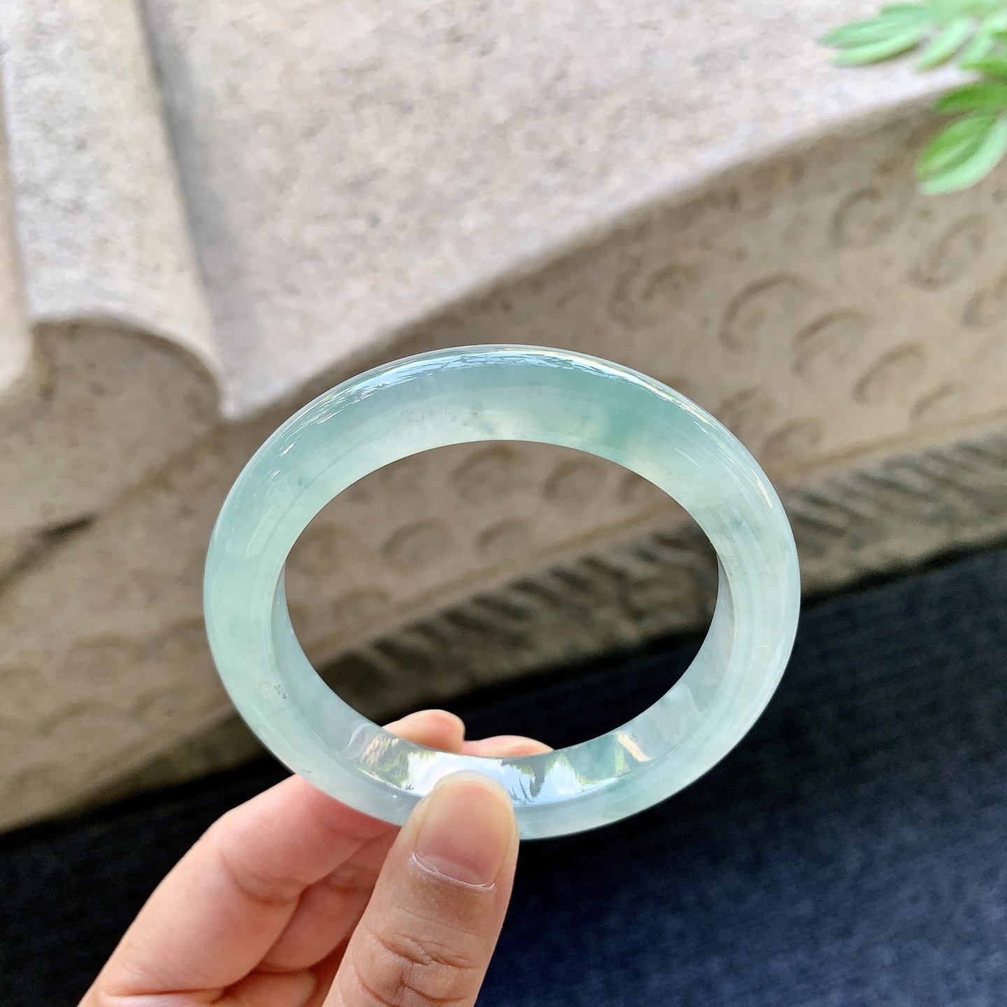 正圈53 54 圈口54.6/11/9.2 编码C5093031 冰糯晴绿，水润，种老，细腻，打灯有絮线
