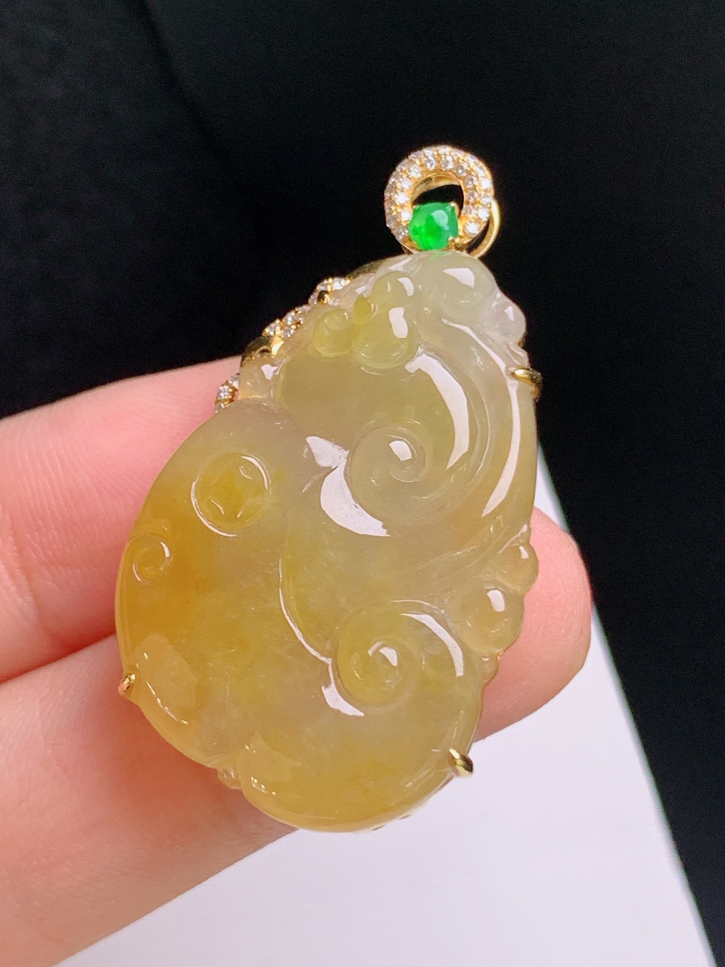 ️ 黄翡如意吊坠，色泽温润，胶感十足，雕工细腻，裸石32.7-22.2-3.139.5，68