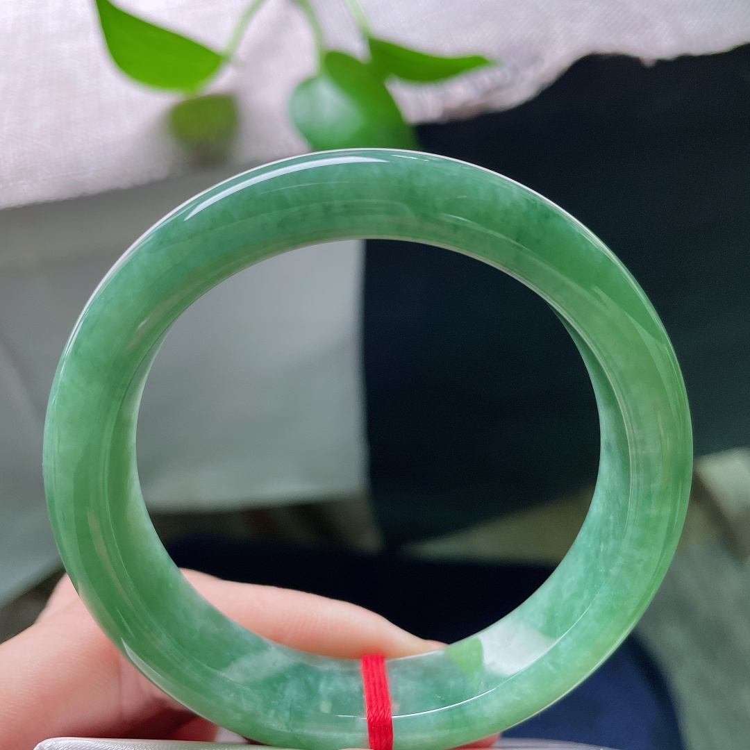 55.5/12.7/8.4，满绿正圈，无裂，油绿翡翠福镯，色泽浓郁均匀，镯身饱满，上手端庄大气显质感。ss59297a