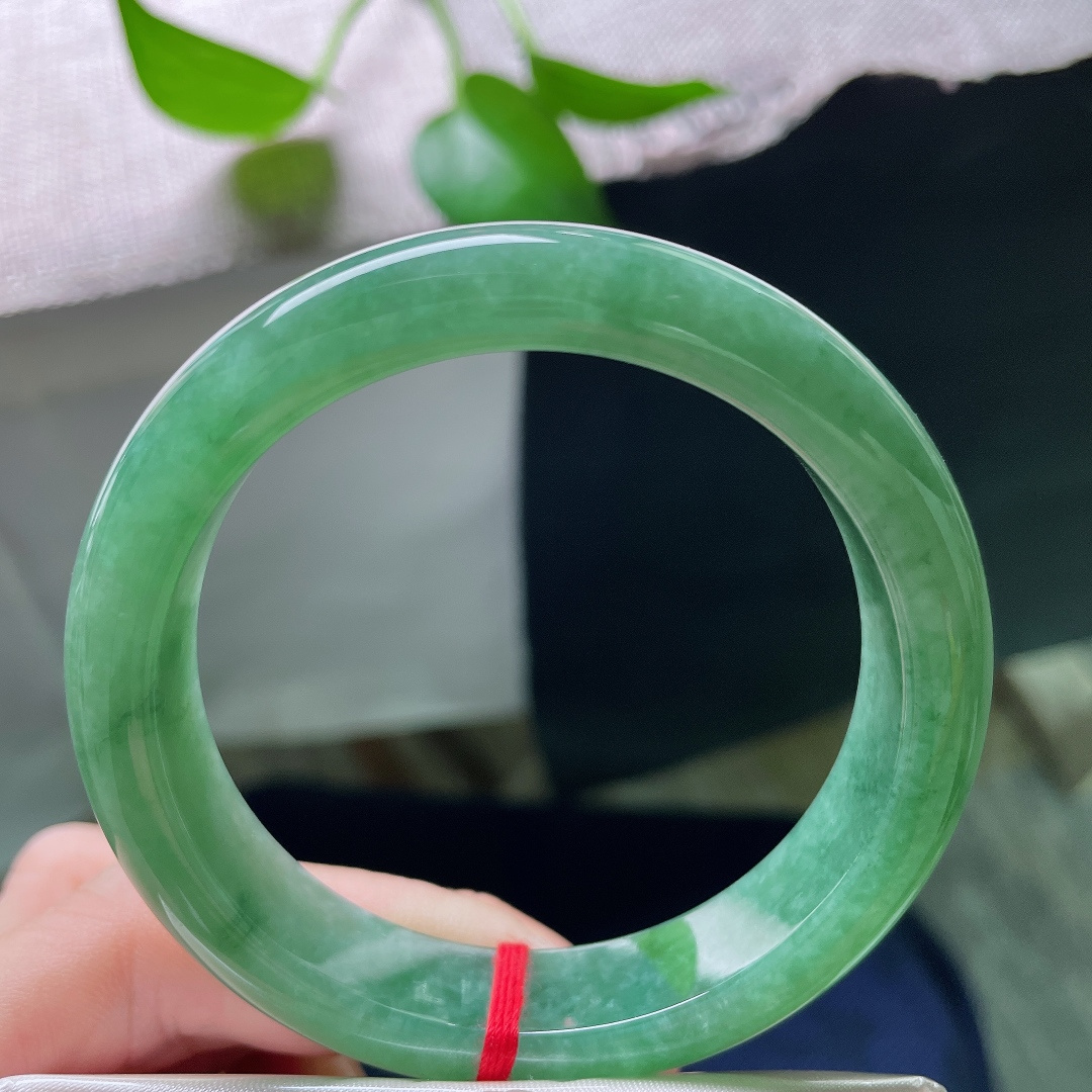 55.5/12.7/8.4，满绿正圈，无裂，油绿翡翠福镯，色泽浓郁均匀，镯身饱满，上手端庄大气显质感